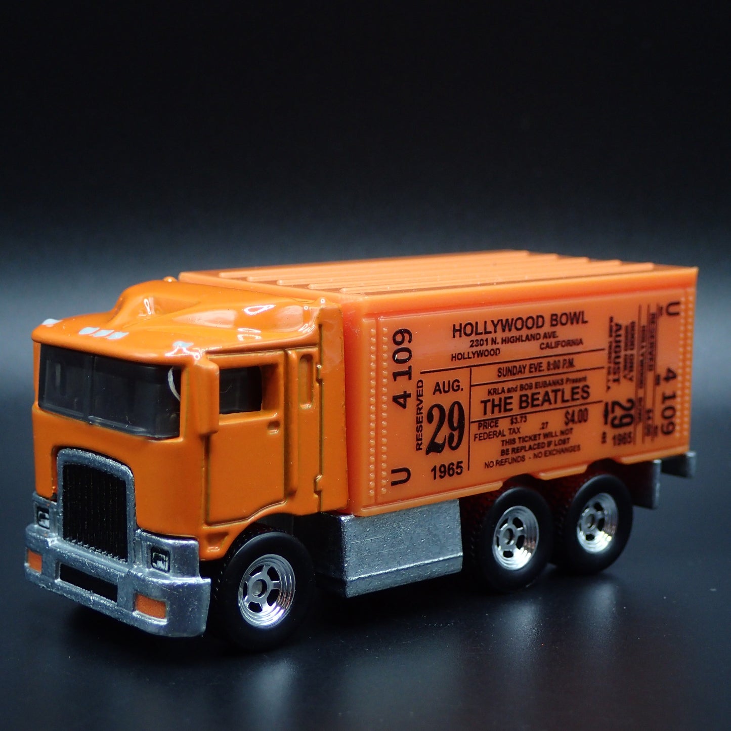 BOX DELIVERY TRUCK HIWAY HAULER THE BEATLES 1:64 SCALE DIORAMA DIECAST MODEL CAR