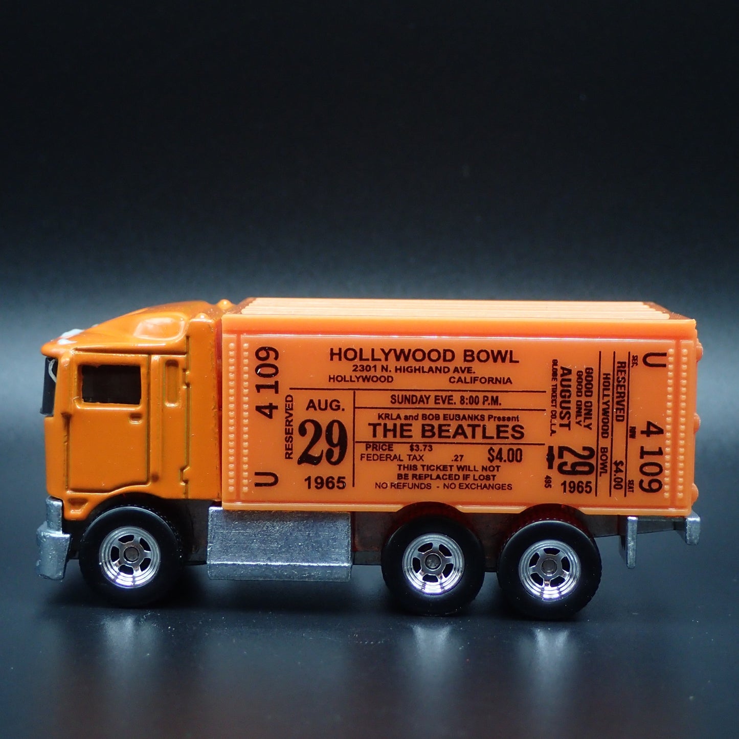 BOX DELIVERY TRUCK HIWAY HAULER THE BEATLES 1:64 SCALE DIORAMA DIECAST MODEL CAR