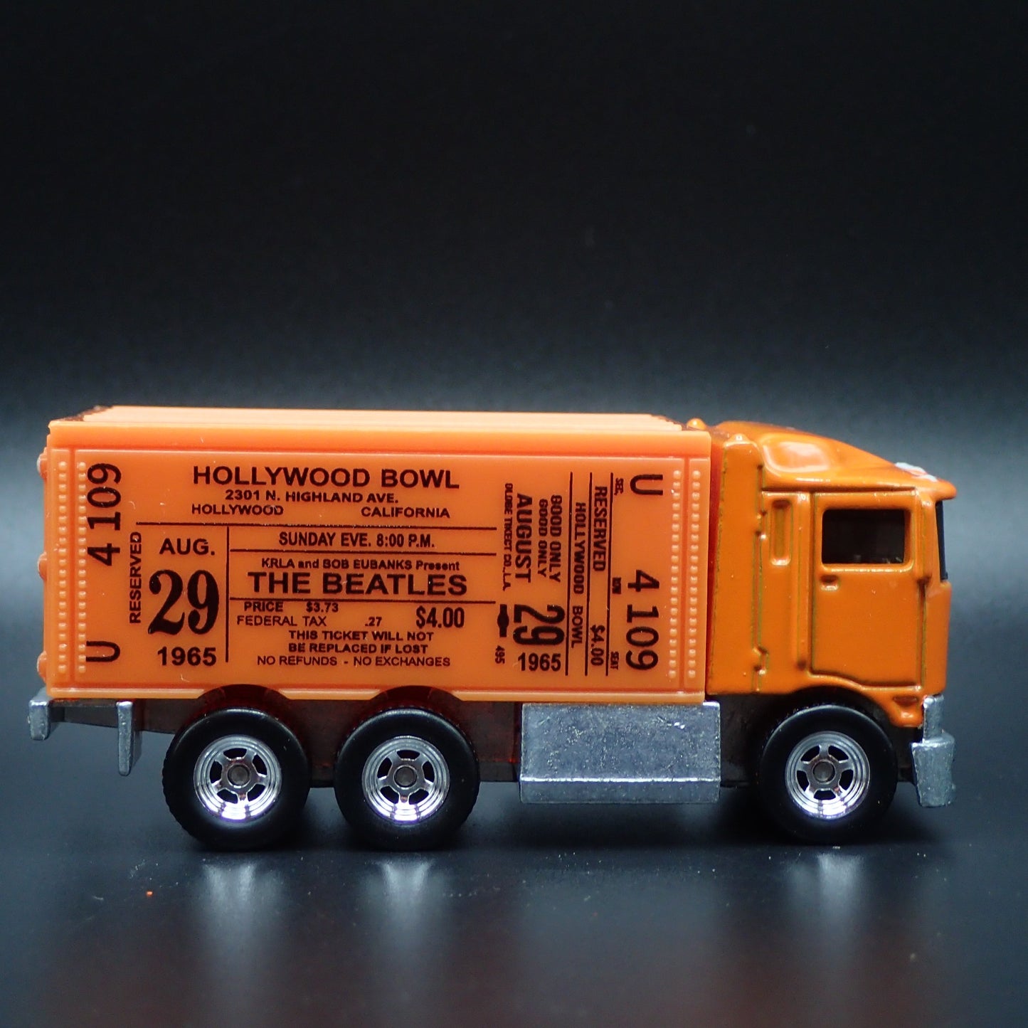 BOX DELIVERY TRUCK HIWAY HAULER THE BEATLES 1:64 SCALE DIORAMA DIECAST MODEL CAR