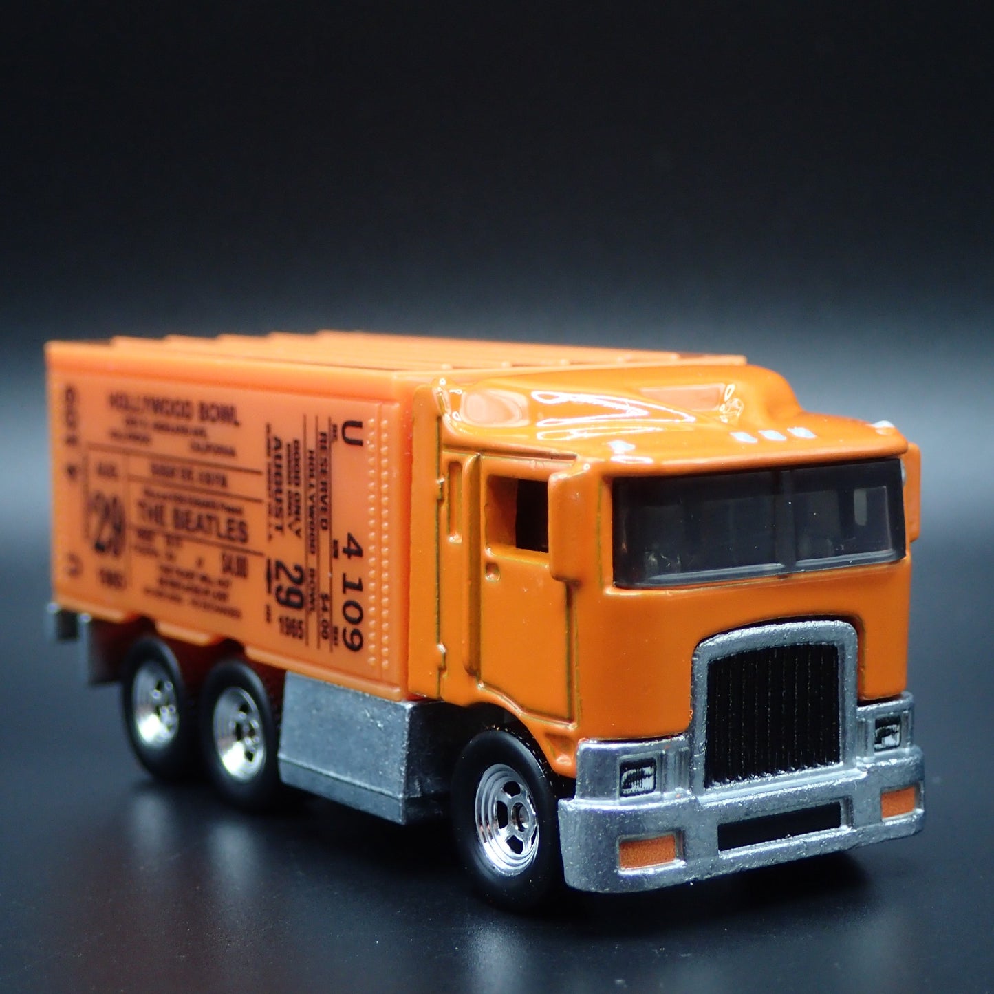 BOX DELIVERY TRUCK HIWAY HAULER THE BEATLES 1:64 SCALE DIORAMA DIECAST MODEL CAR