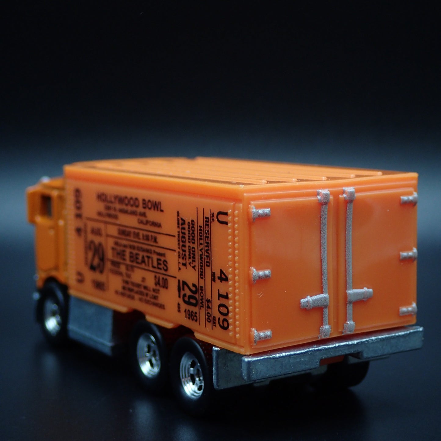 BOX DELIVERY TRUCK HIWAY HAULER THE BEATLES 1:64 SCALE DIORAMA DIECAST MODEL CAR