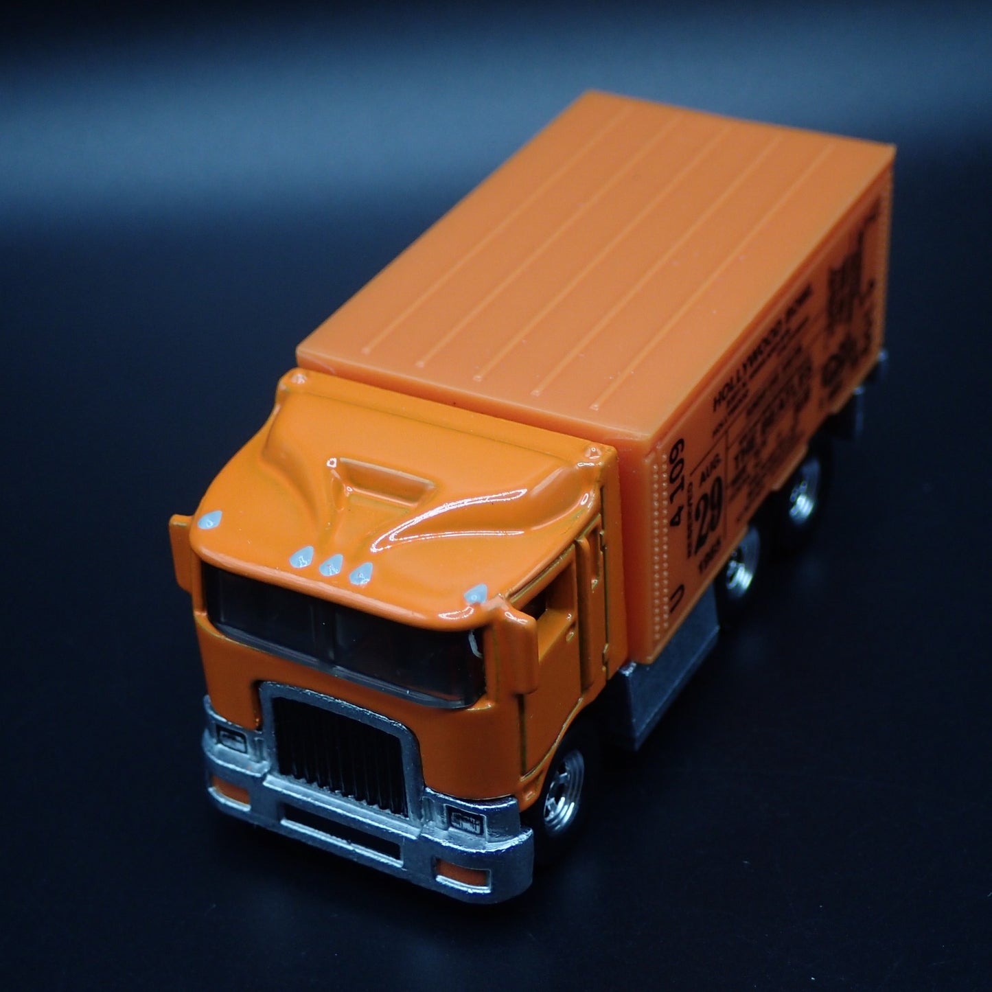 BOX DELIVERY TRUCK HIWAY HAULER THE BEATLES 1:64 SCALE DIORAMA DIECAST MODEL CAR