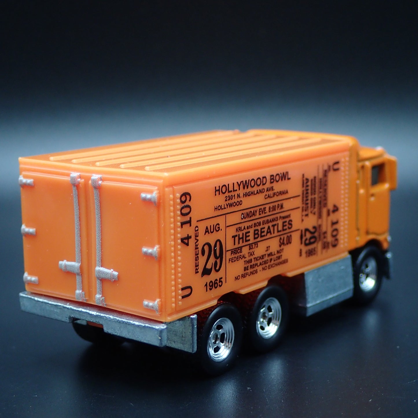 BOX DELIVERY TRUCK HIWAY HAULER THE BEATLES 1:64 SCALE DIORAMA DIECAST MODEL CAR