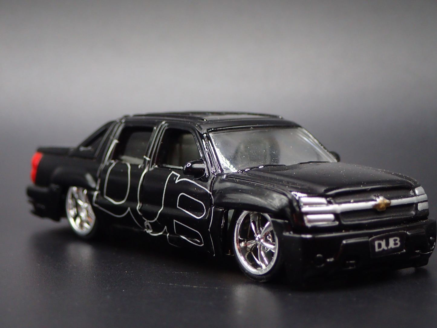 2001-2006 CHEVY CHEVROLET AVALANCHE PICKUP TRUCK 1:64 SCALE DIECAST MODEL CAR