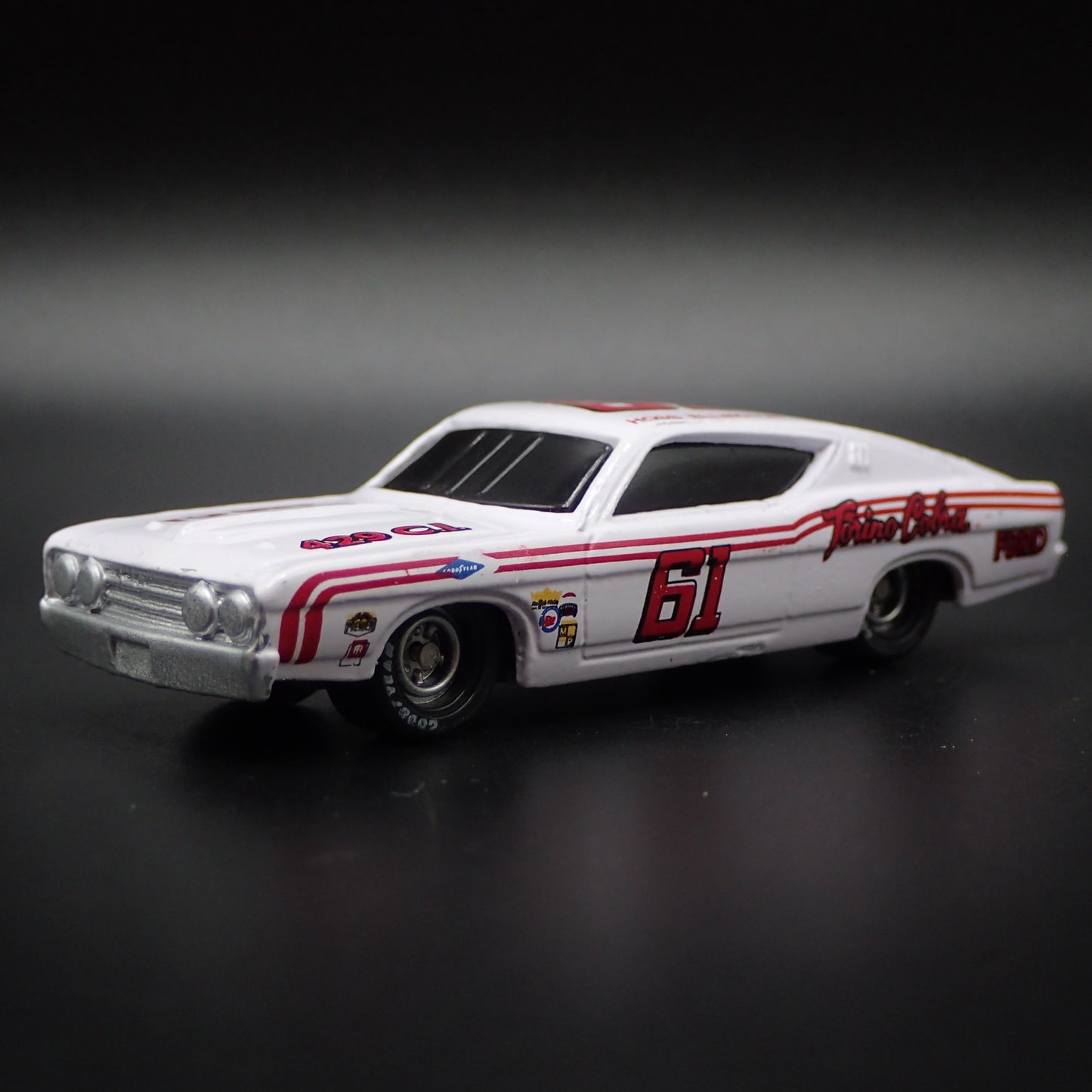 1969 69 FORD TORINO COBRA HOSS ELLINGTON #61 NASCAR 1:64 SCALE DIECAST MODEL CAR