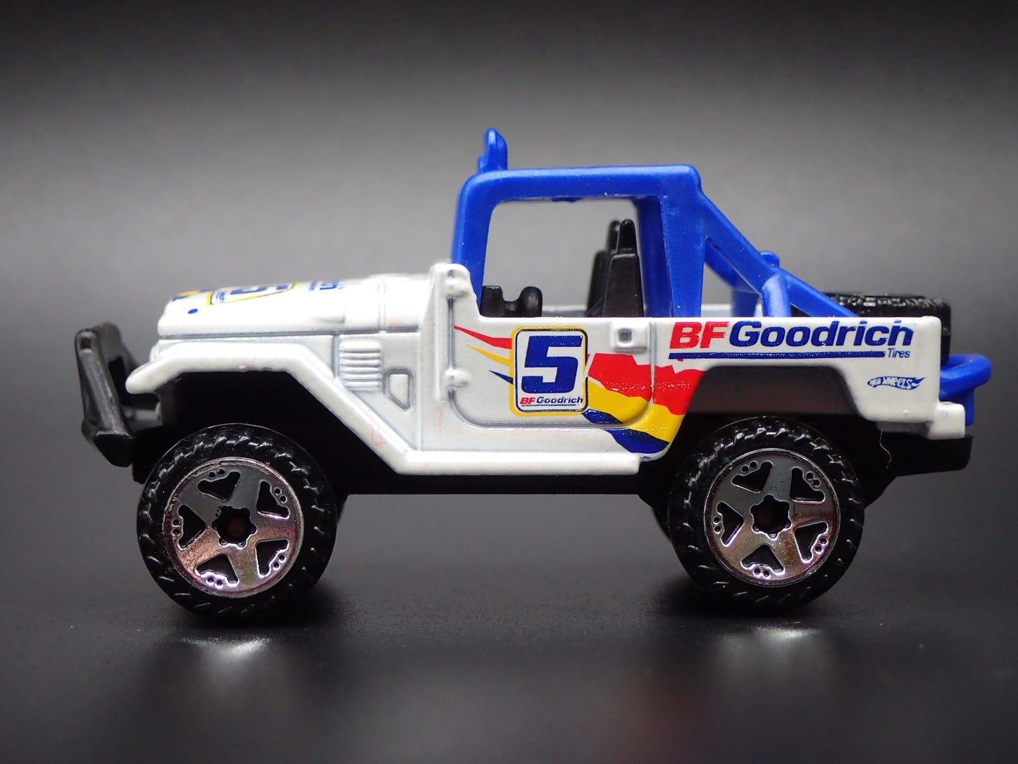 1960-1984 TOYOTA LAND CRUISER FJ40 BFGOODRICH WHITE 1/64 SCALE DIECAST MODEL CAR