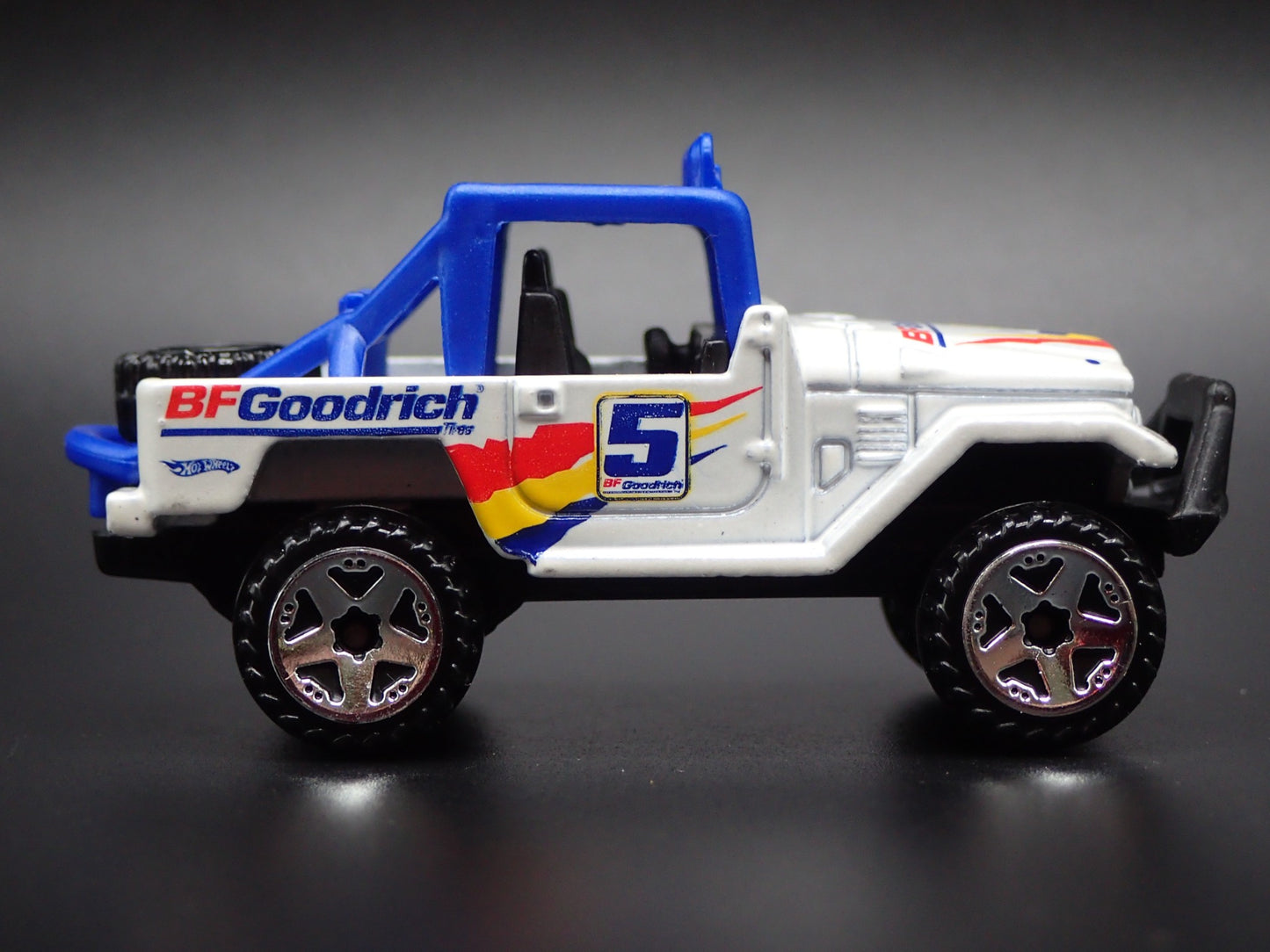 1960-1984 TOYOTA LAND CRUISER FJ40 BFGOODRICH WHITE 1/64 SCALE DIECAST MODEL CAR