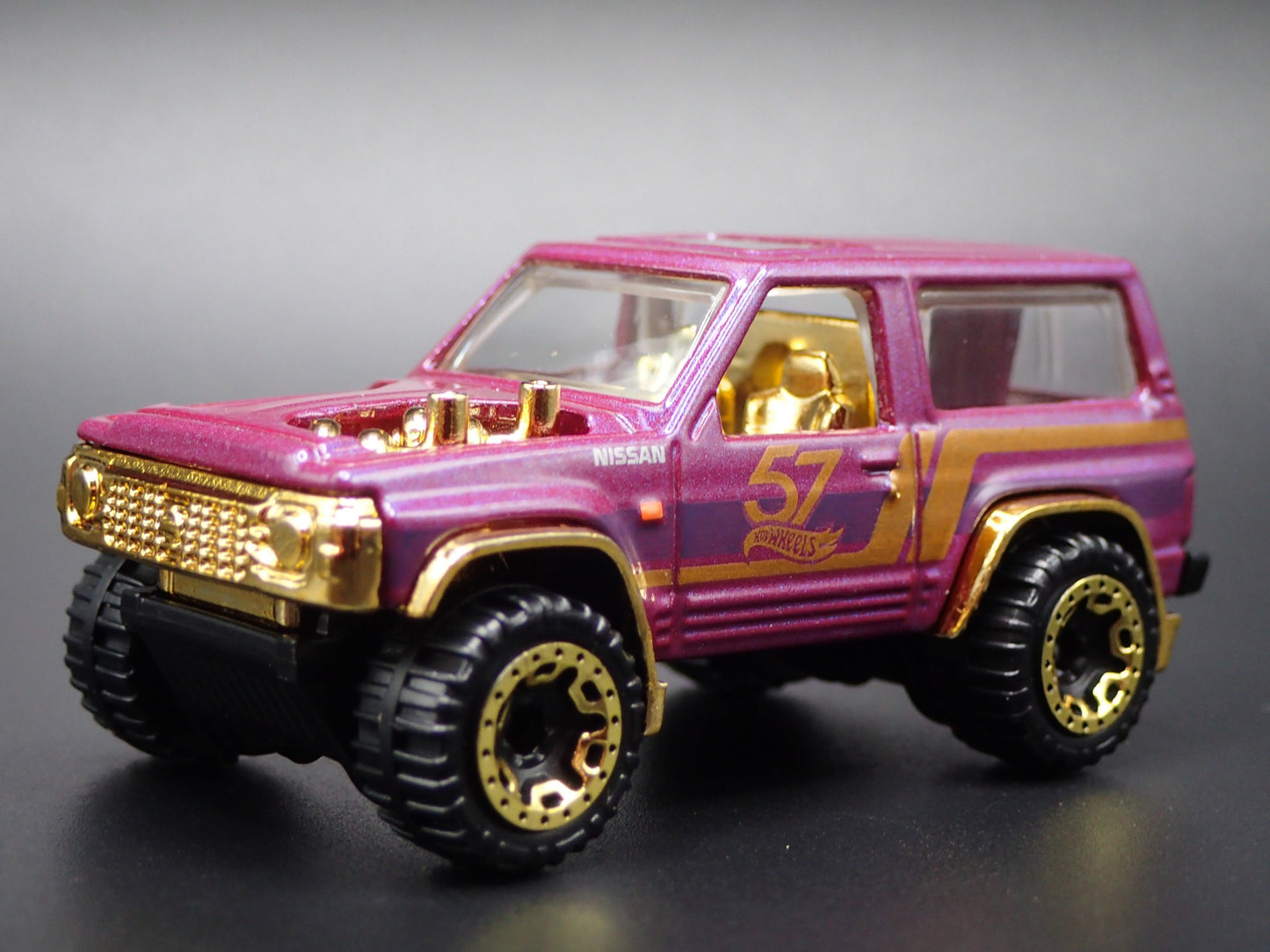 1980-1989 NISSAN PATROL SUV TRUCK PURPLE 1:64 SCALE DIORAMA DIECAST MODEL CAR