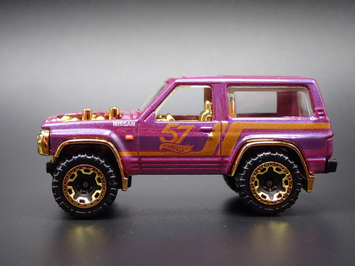 1980-1989 NISSAN PATROL SUV TRUCK PURPLE 1:64 SCALE DIORAMA DIECAST MODEL CAR