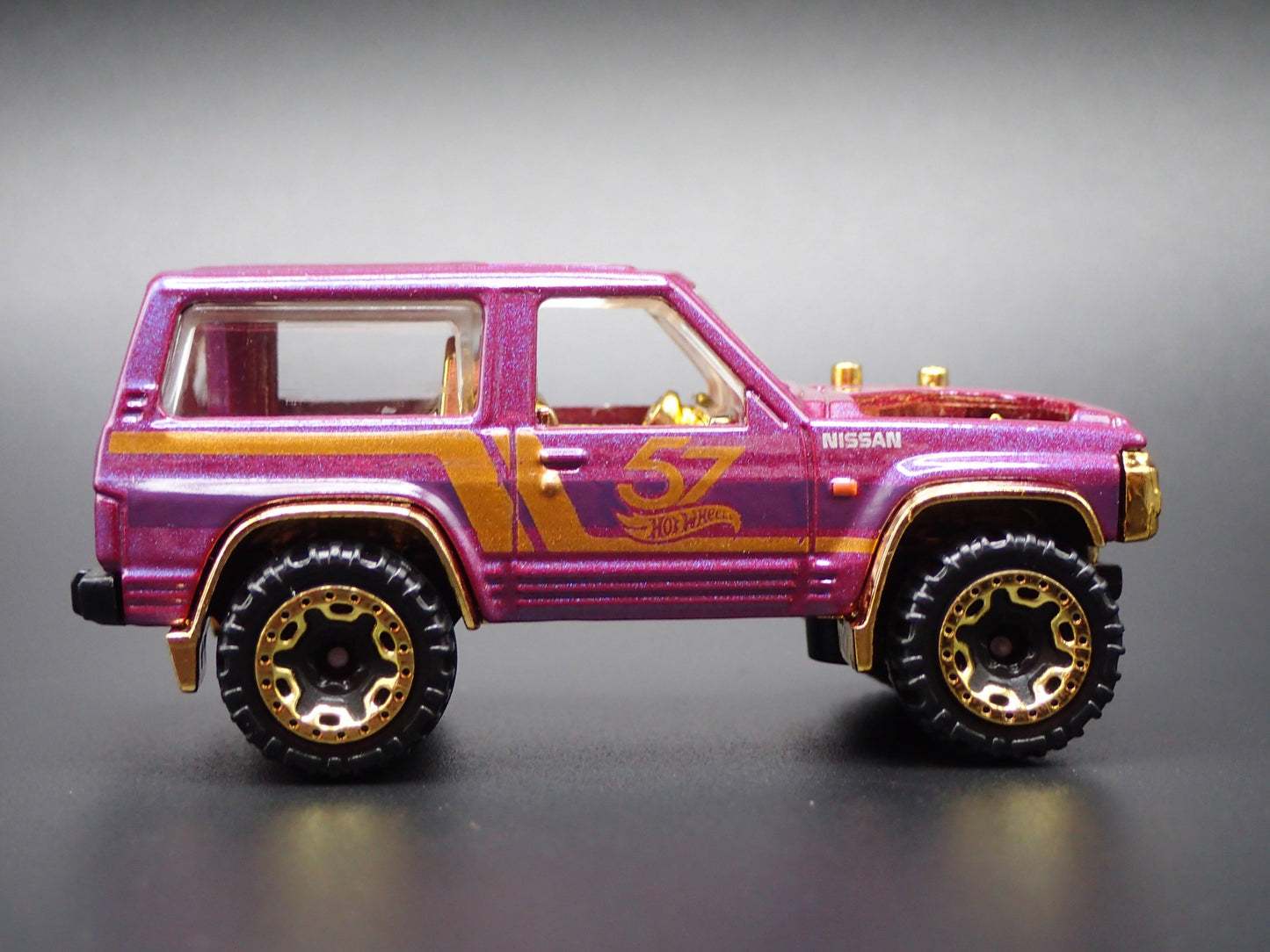 1980-1989 NISSAN PATROL SUV TRUCK PURPLE 1:64 SCALE DIORAMA DIECAST MODEL CAR