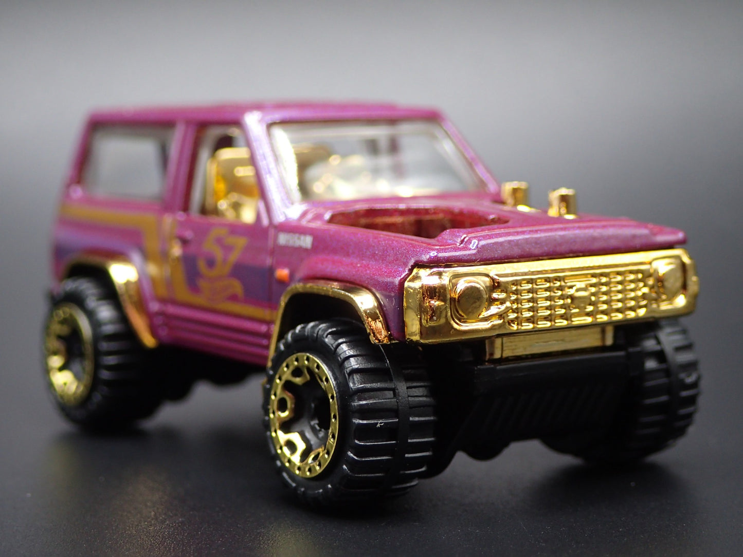 1980-1989 NISSAN PATROL SUV TRUCK PURPLE 1:64 SCALE DIORAMA DIECAST MODEL CAR