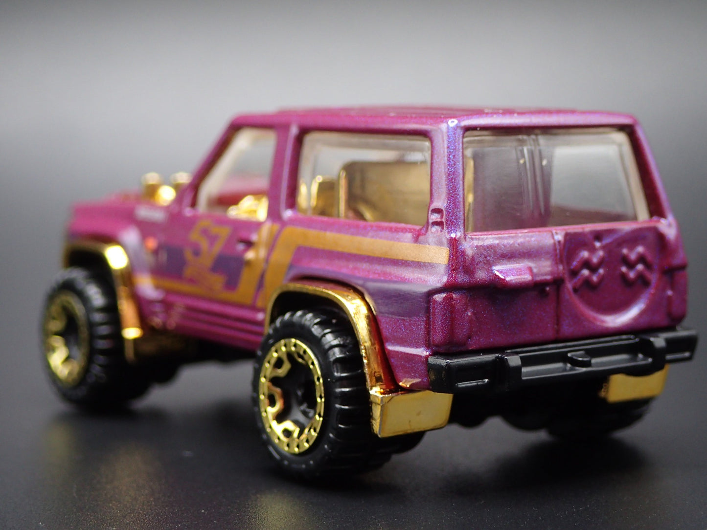 1980-1989 NISSAN PATROL SUV TRUCK PURPLE 1:64 SCALE DIORAMA DIECAST MODEL CAR