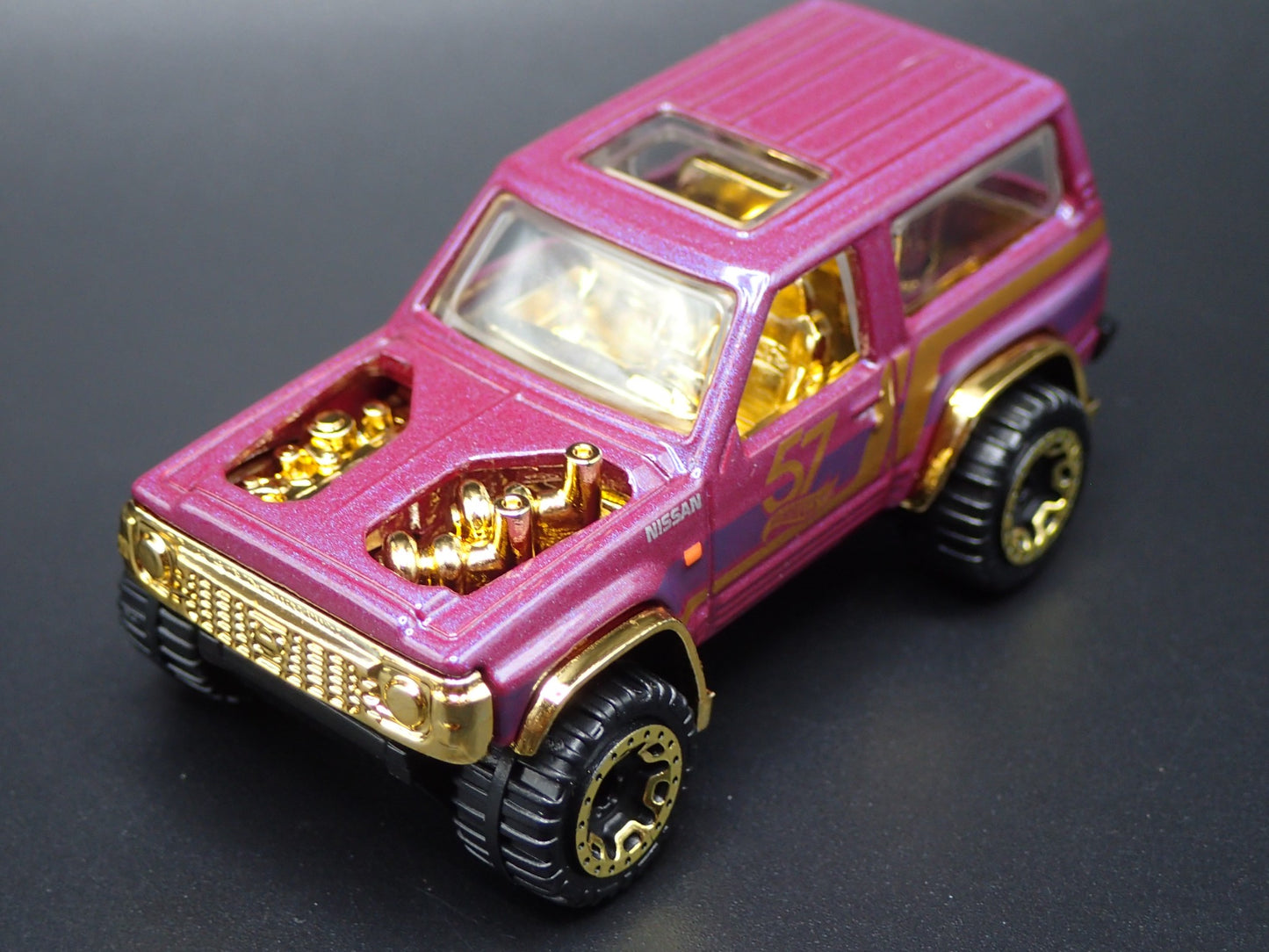 1980-1989 NISSAN PATROL SUV TRUCK PURPLE 1:64 SCALE DIORAMA DIECAST MODEL CAR