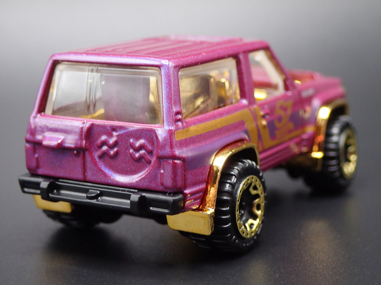 1980-1989 NISSAN PATROL SUV TRUCK PURPLE 1:64 SCALE DIORAMA DIECAST MODEL CAR
