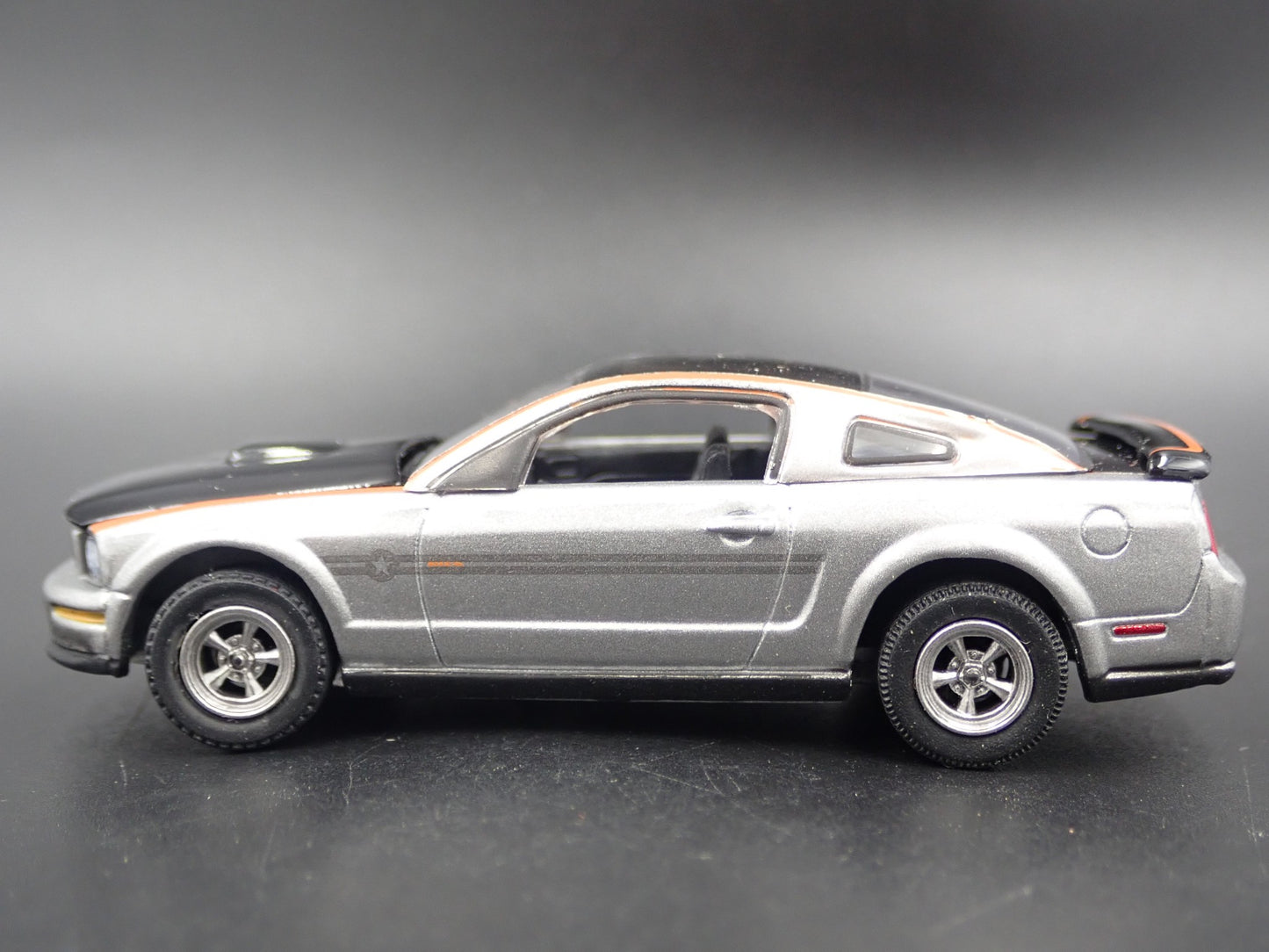 2009 09 FORD MUSTANG CUSTOM 1/64 SCALE COLLECTIBLE DIORAMA DIECAST MODEL CAR