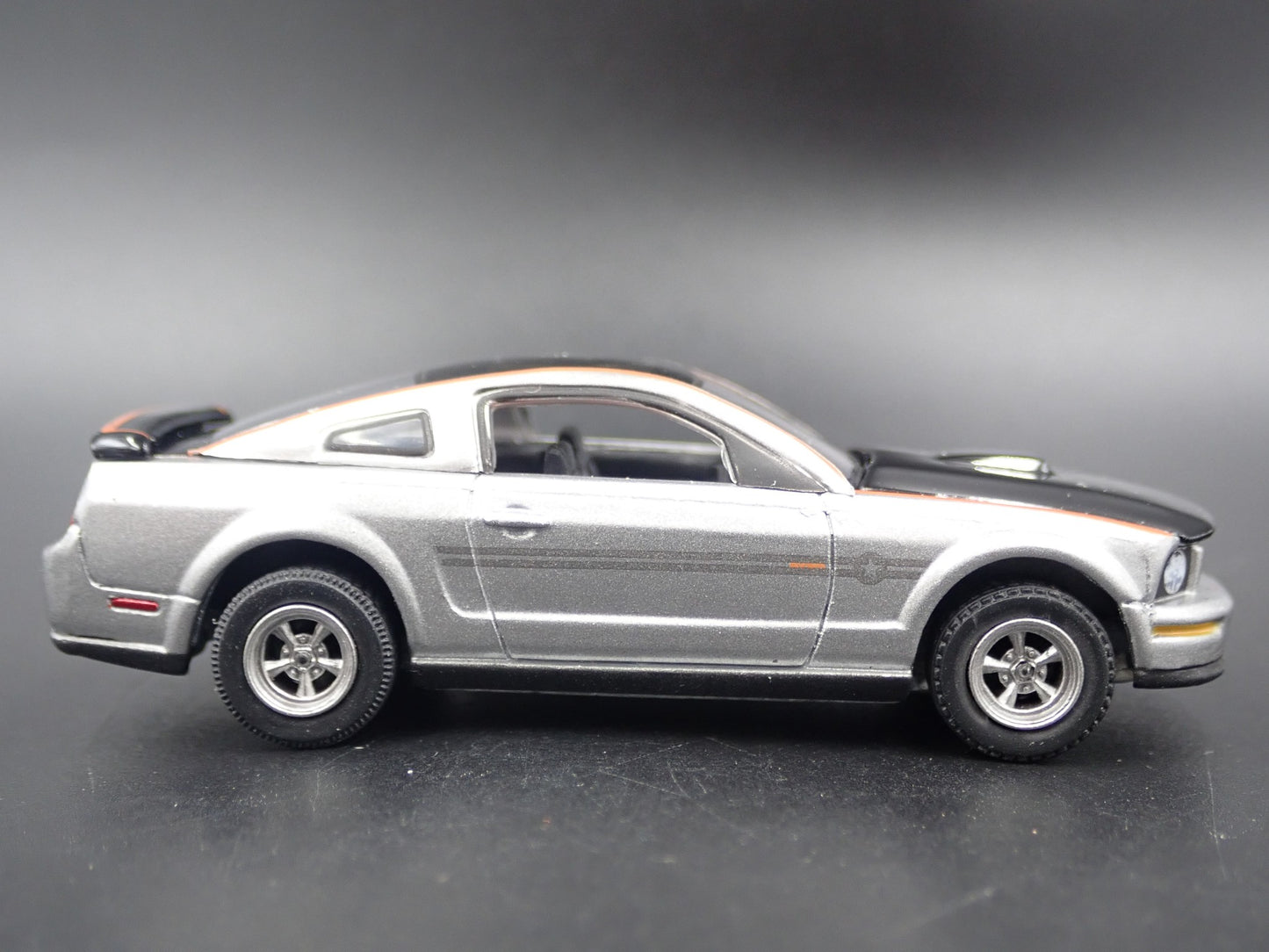 2009 09 FORD MUSTANG CUSTOM 1/64 SCALE COLLECTIBLE DIORAMA DIECAST MODEL CAR