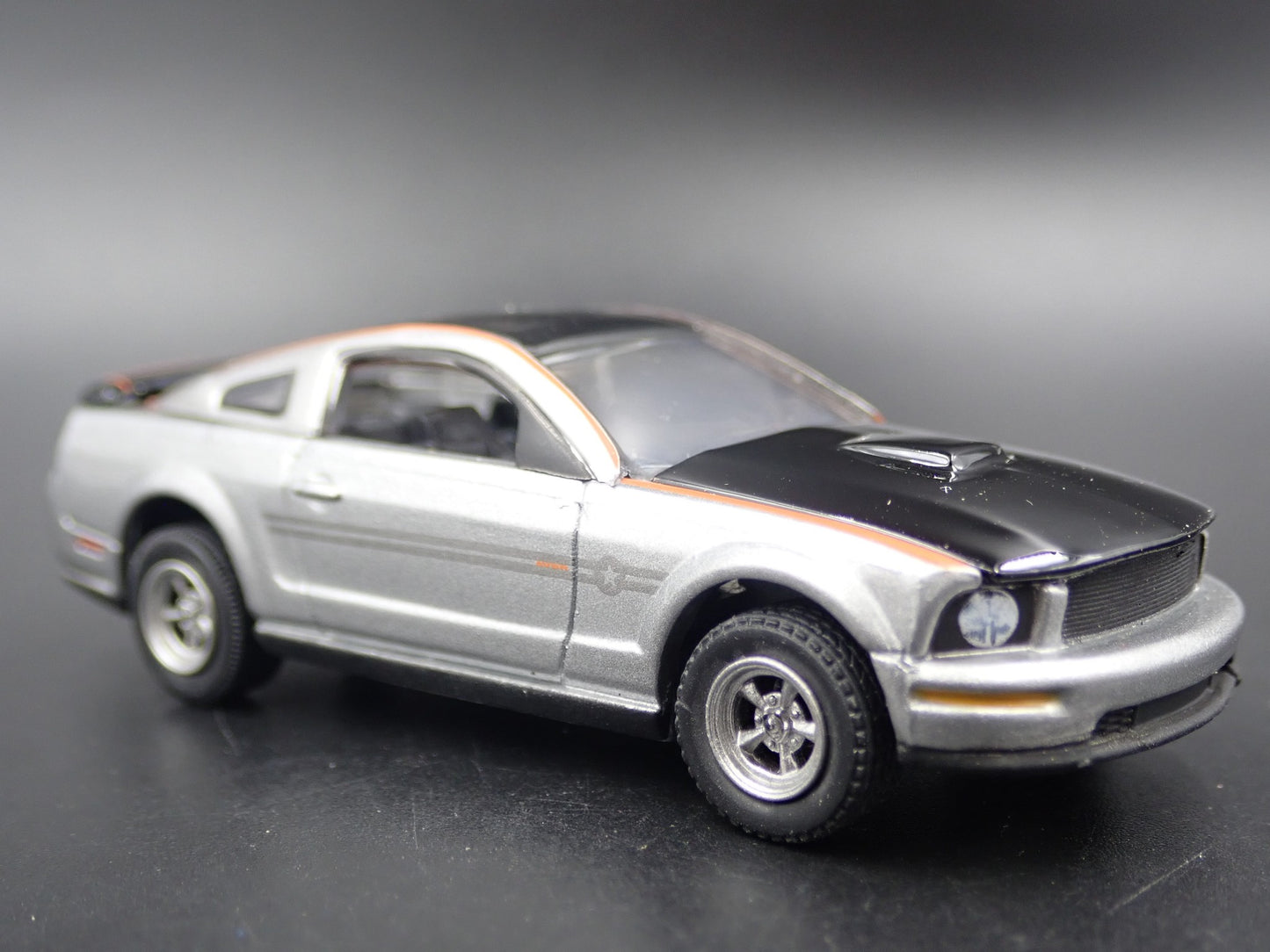 2009 09 FORD MUSTANG CUSTOM 1/64 SCALE COLLECTIBLE DIORAMA DIECAST MODEL CAR