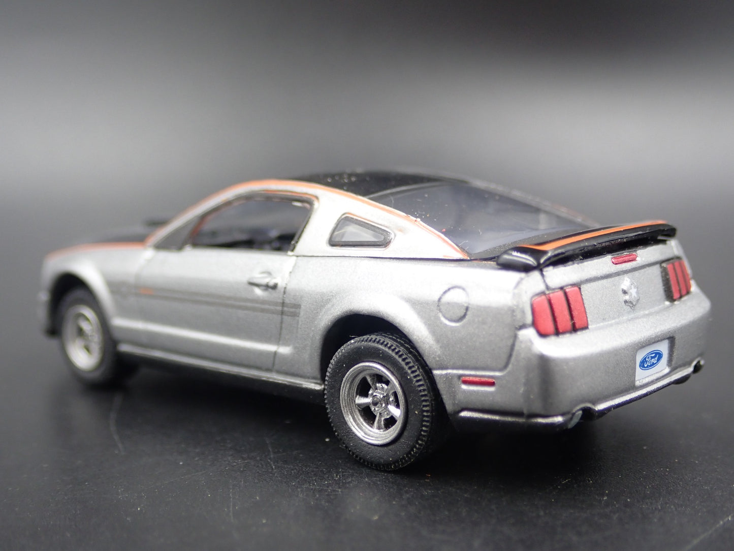 2009 09 FORD MUSTANG CUSTOM 1/64 SCALE COLLECTIBLE DIORAMA DIECAST MODEL CAR