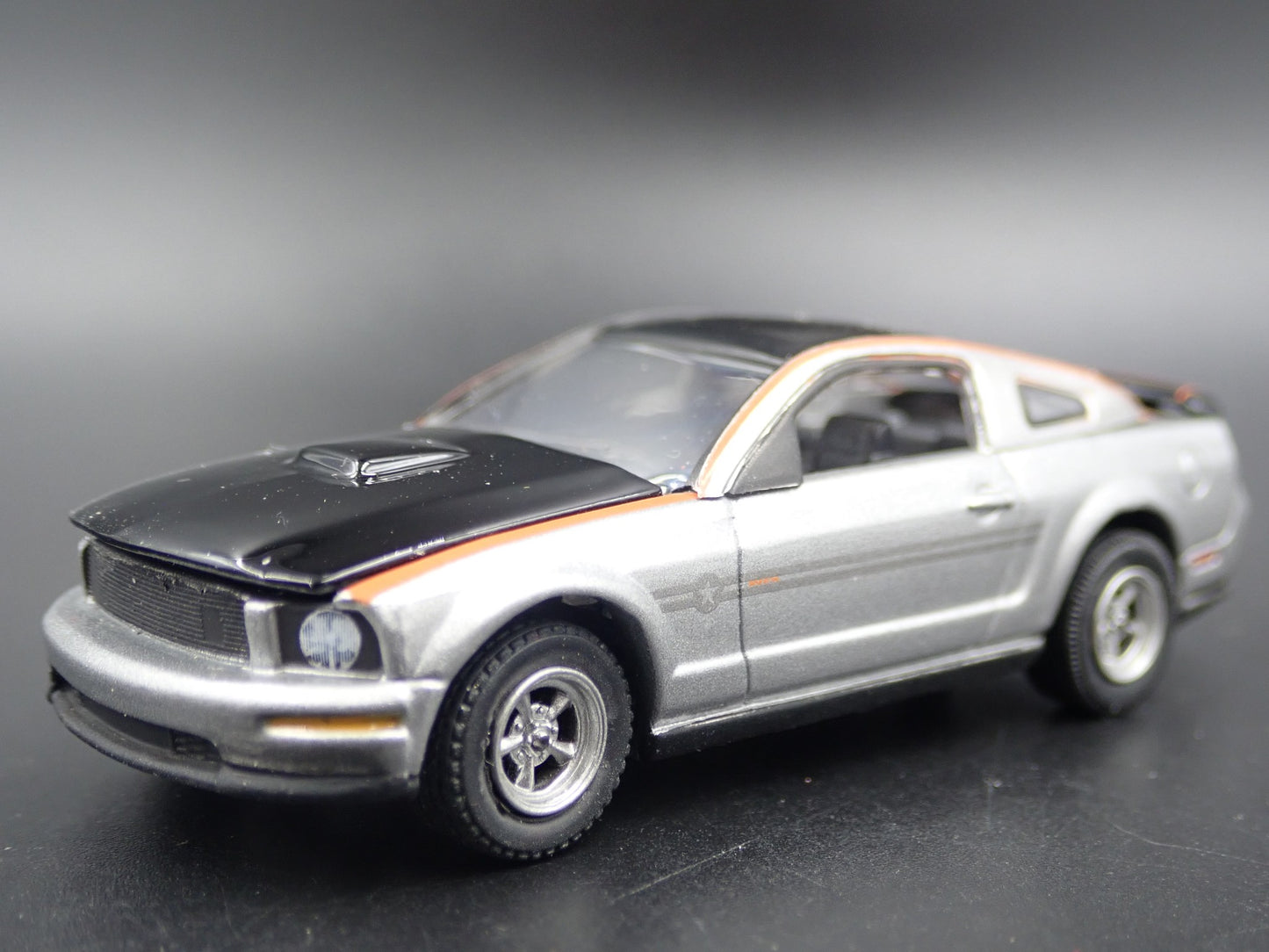 2009 09 FORD MUSTANG CUSTOM 1/64 SCALE COLLECTIBLE DIORAMA DIECAST MODEL CAR