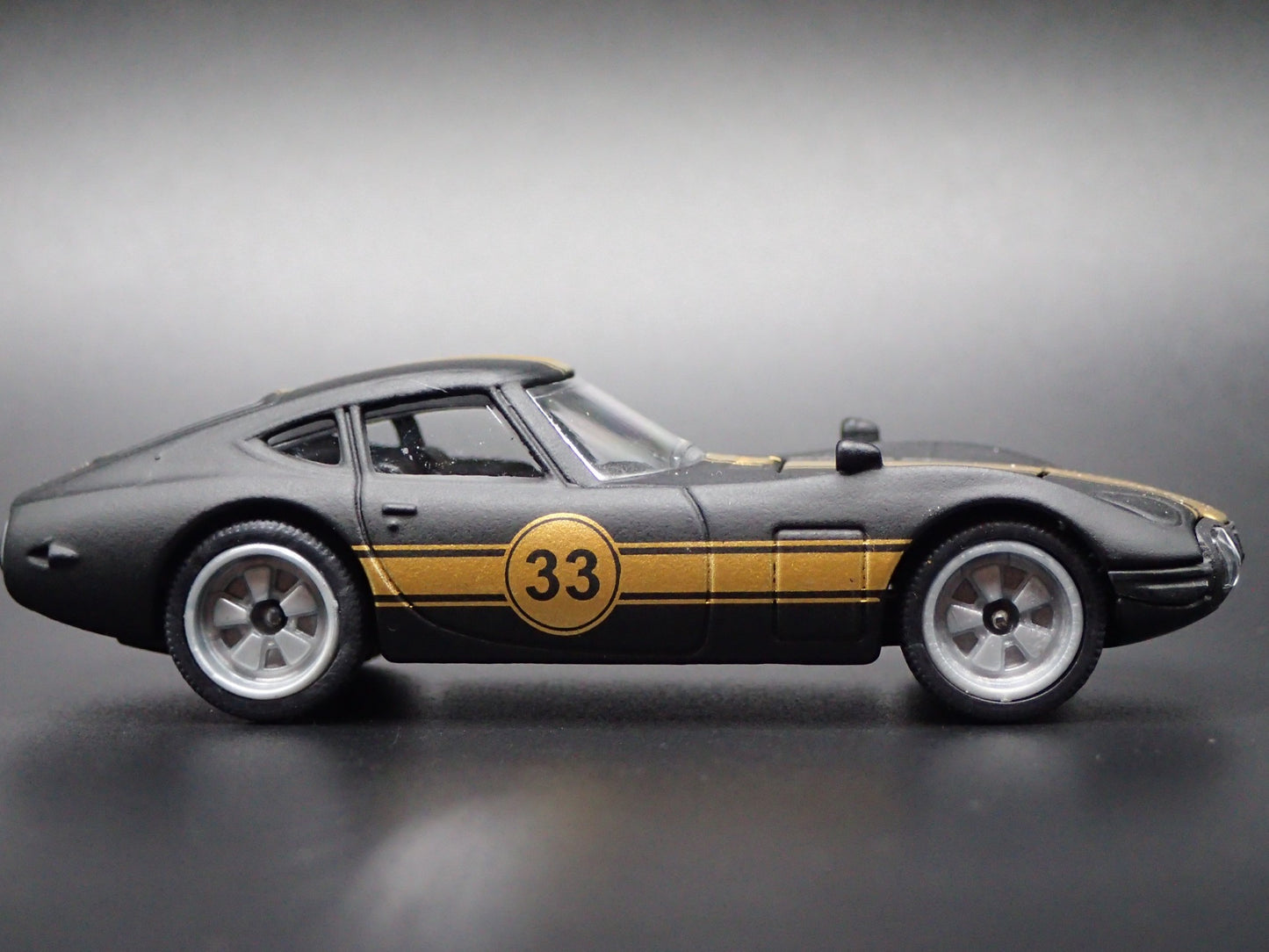 1967- 1970 TOYOTA 2000GT RACING BLACK 1:64 SCALE COLLECTIBLE DIECAST MODEL CAR