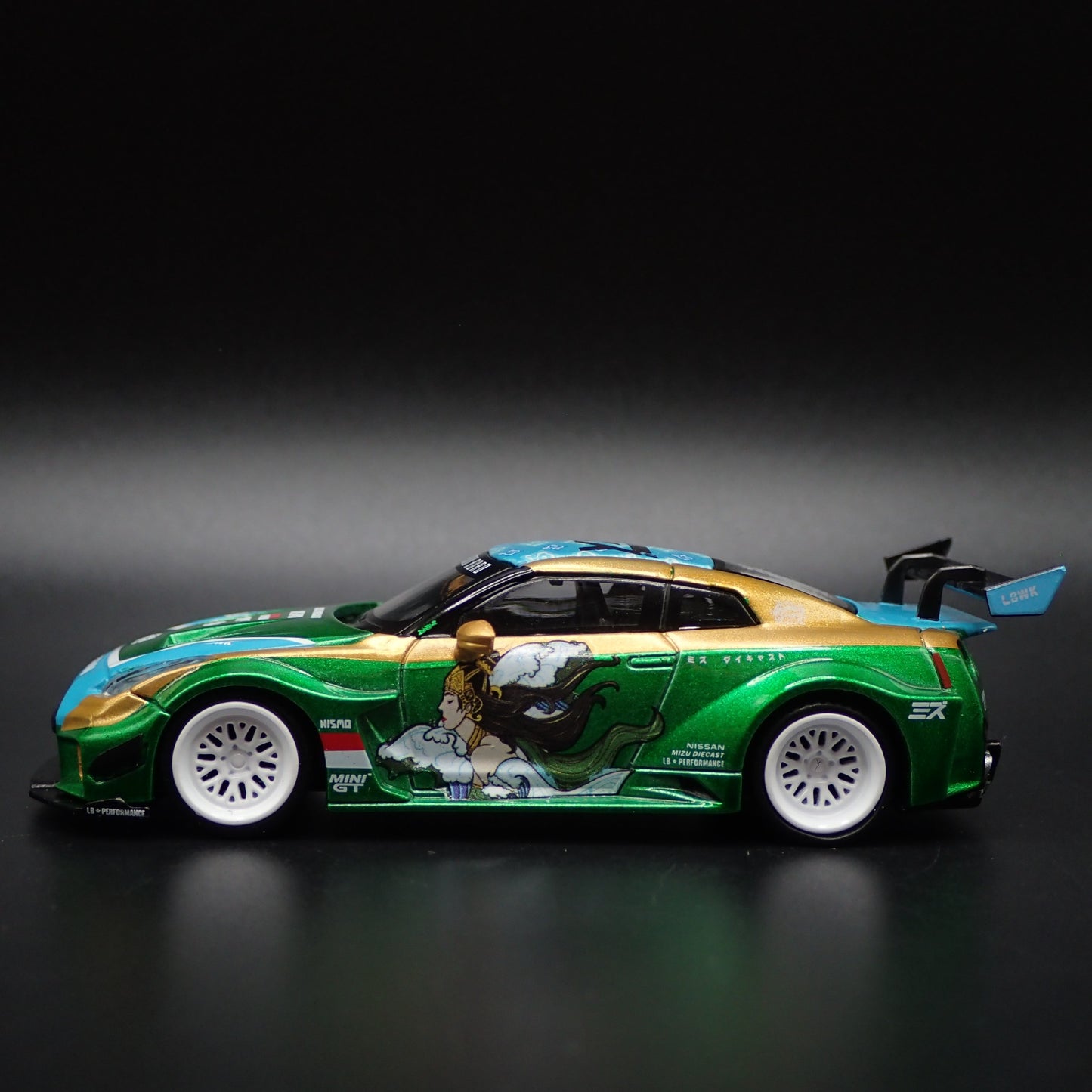 NISSAN GTR R35 35GT-RR LB-SILHOUETTE WORKS GT GREEN 1:64 SCALE DIECAST MODEL CAR