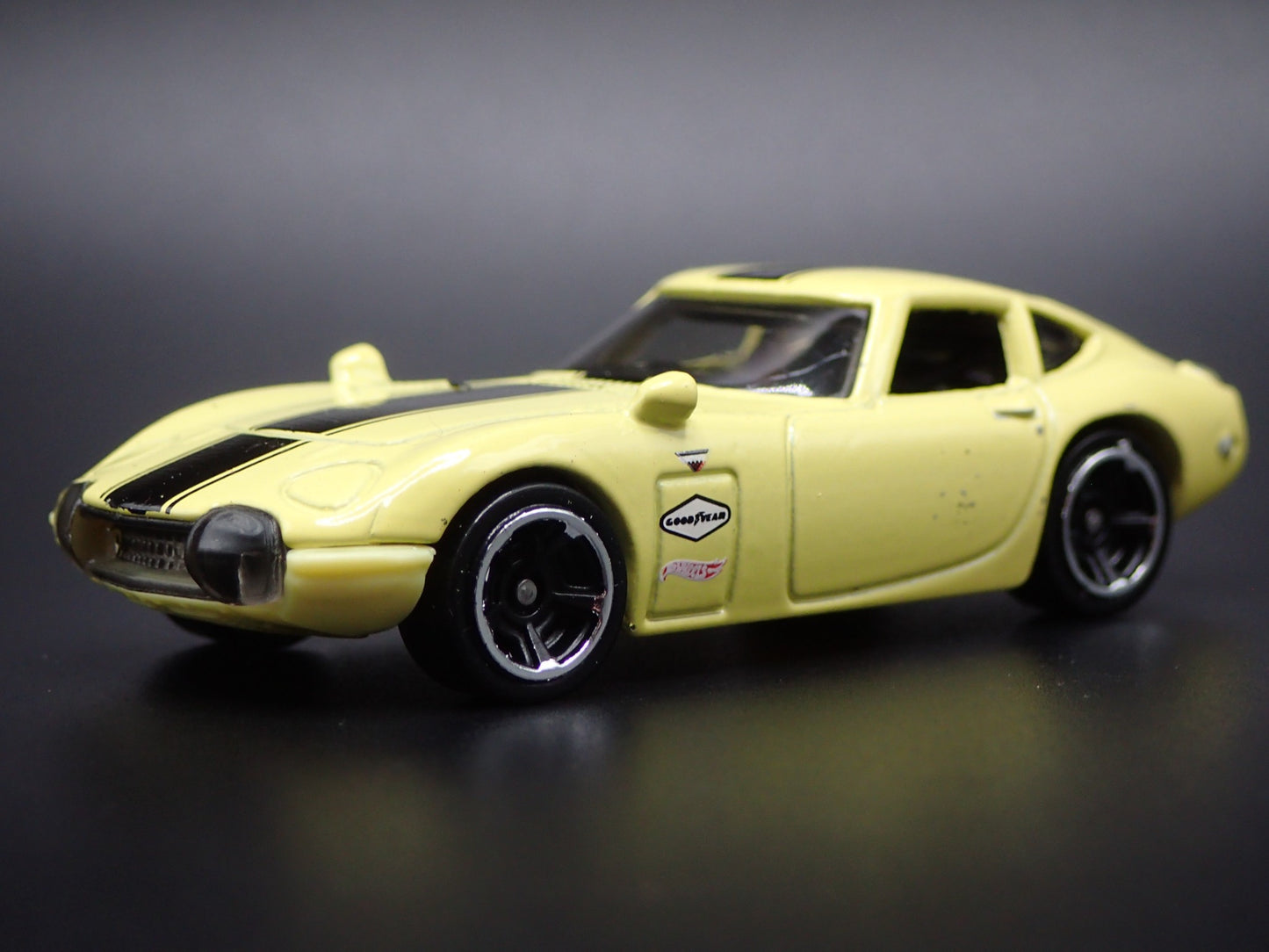 1967- 1970 TOYOTA 2000GT YELLOW 1:64 SCALE COLLECTIBLE DIORAMA DIECAST MODEL CAR
