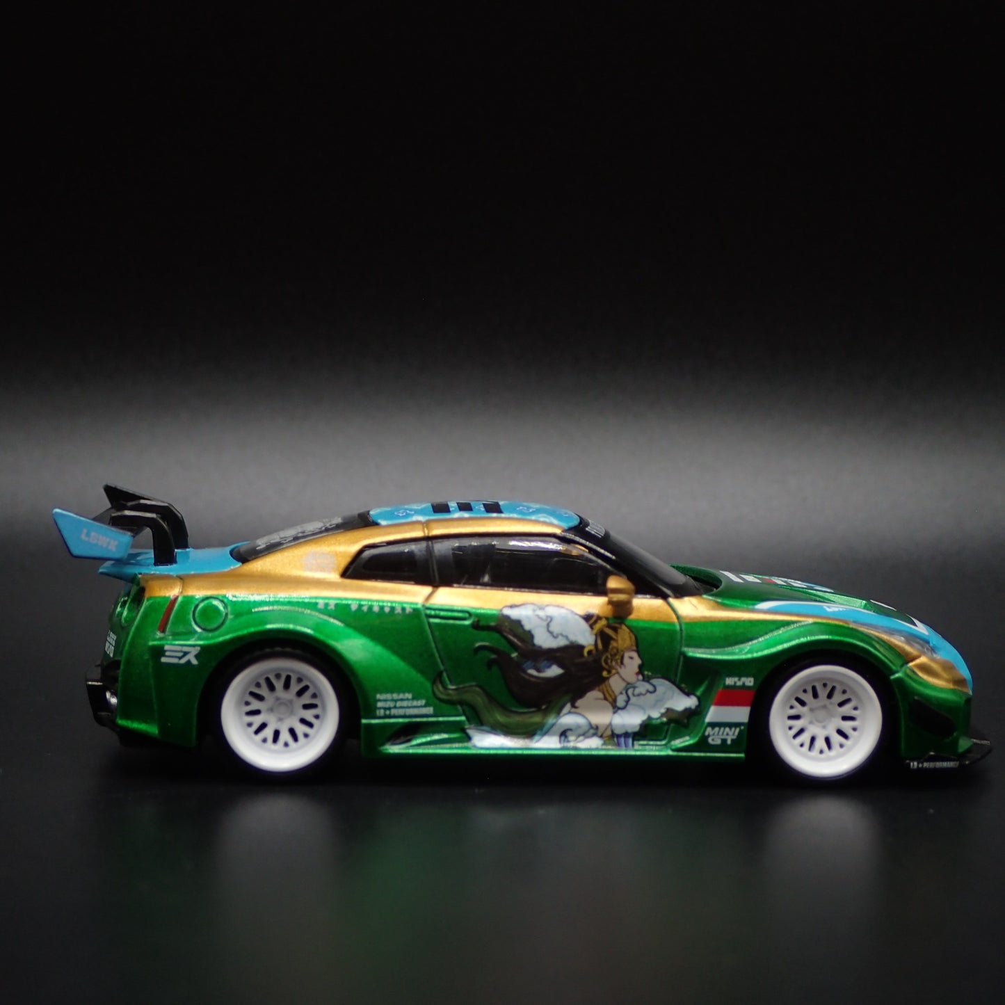 NISSAN GTR R35 35GT-RR LB-SILHOUETTE WORKS GT GREEN 1:64 SCALE DIECAST MODEL CAR