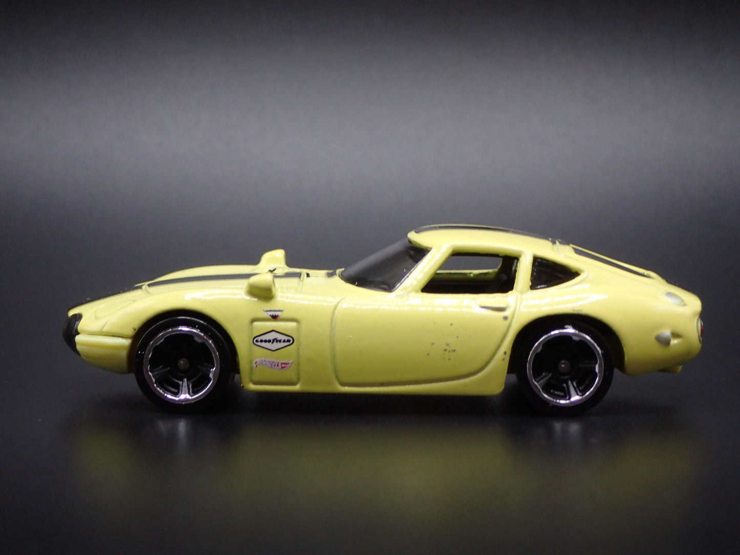 1967- 1970 TOYOTA 2000GT YELLOW 1:64 SCALE COLLECTIBLE DIORAMA DIECAST MODEL CAR