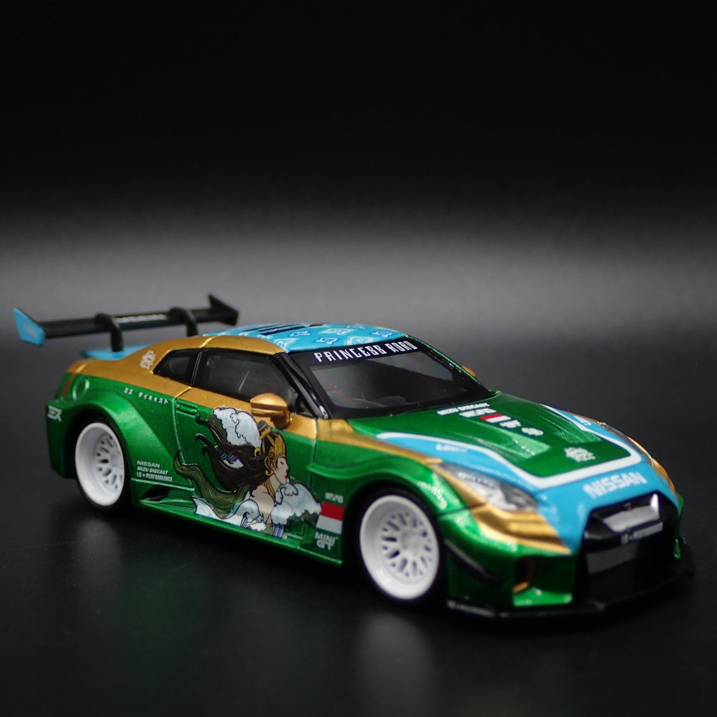 NISSAN GTR R35 35GT-RR LB-SILHOUETTE WORKS GT GREEN 1:64 SCALE DIECAST MODEL CAR
