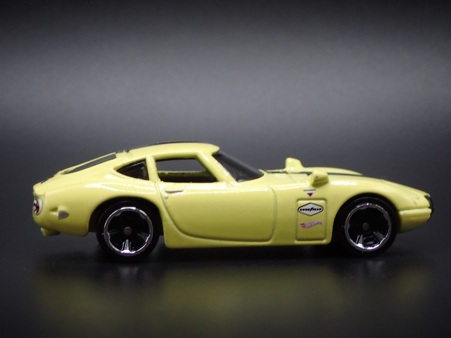 1967- 1970 TOYOTA 2000GT YELLOW 1:64 SCALE COLLECTIBLE DIORAMA DIECAST MODEL CAR