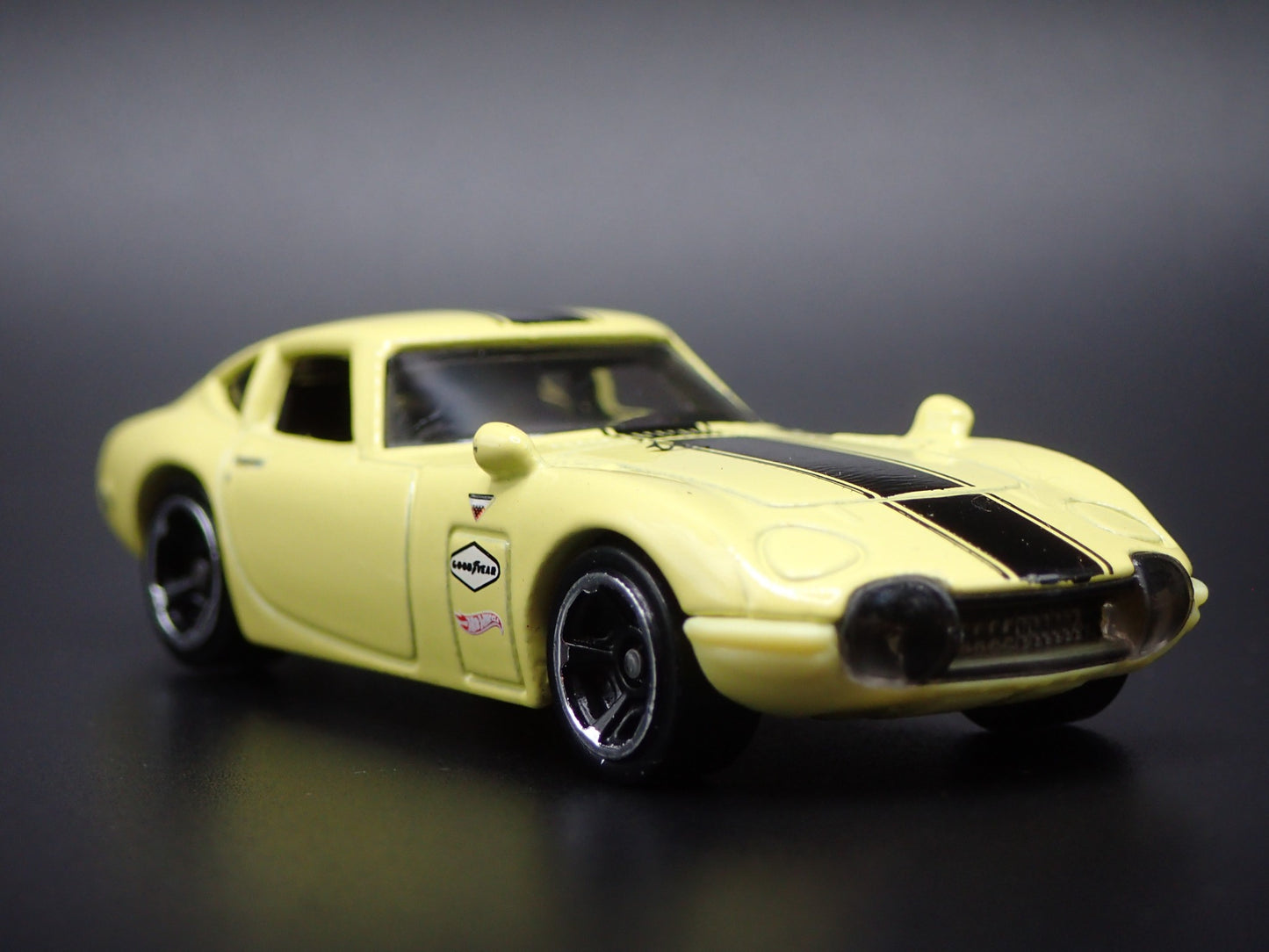 1967- 1970 TOYOTA 2000GT YELLOW 1:64 SCALE COLLECTIBLE DIORAMA DIECAST MODEL CAR