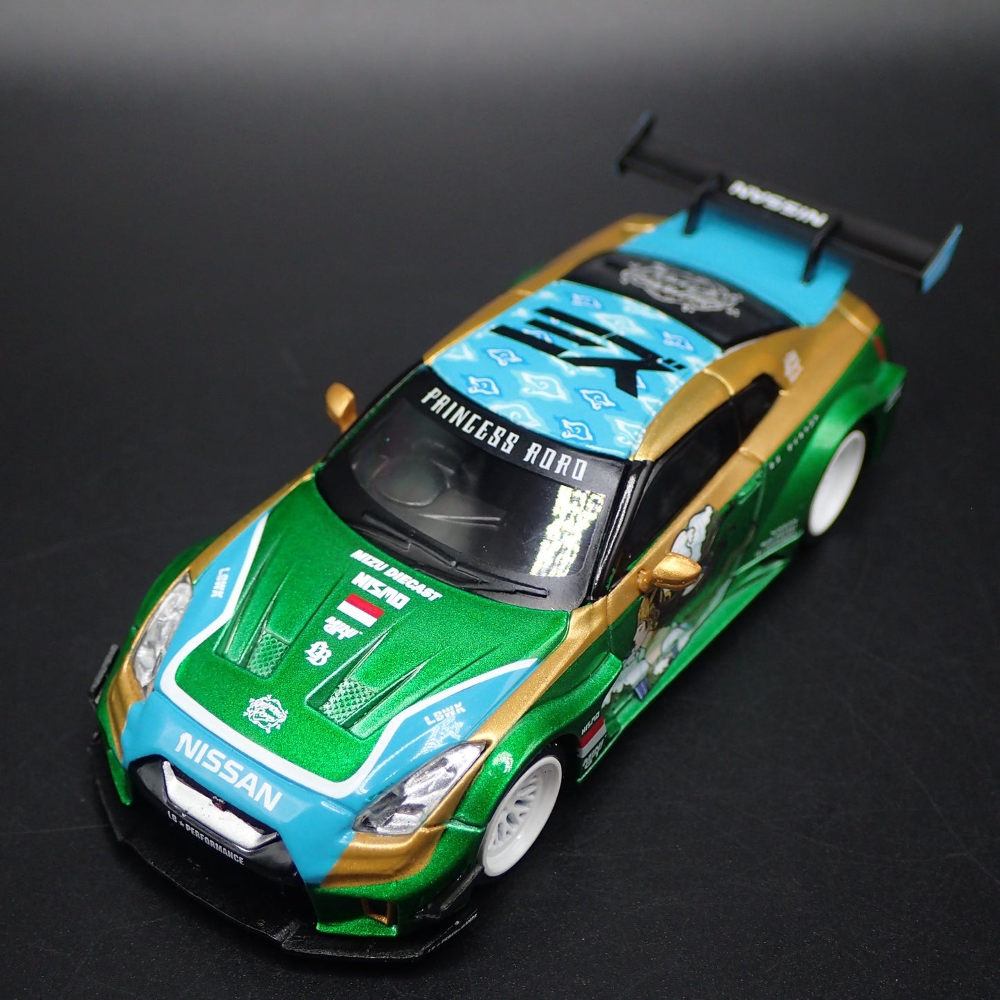 NISSAN GTR R35 35GT-RR LB-SILHOUETTE WORKS GT GREEN 1:64 SCALE DIECAST MODEL CAR