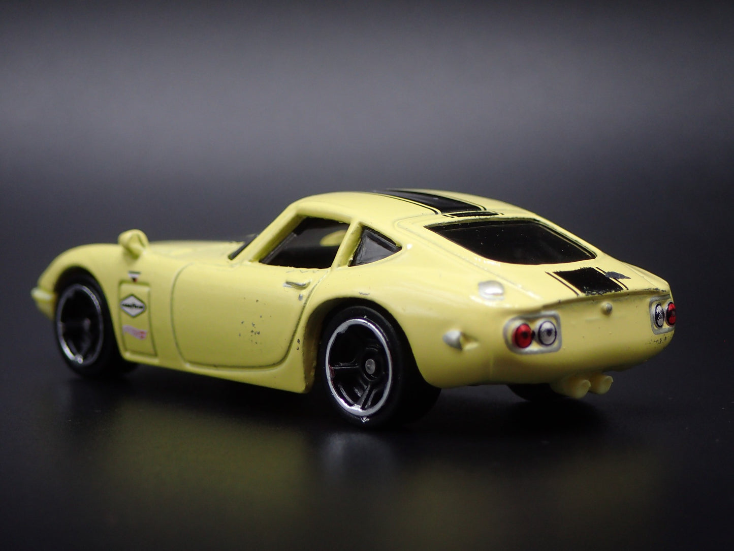 1967- 1970 TOYOTA 2000GT YELLOW 1:64 SCALE COLLECTIBLE DIORAMA DIECAST MODEL CAR