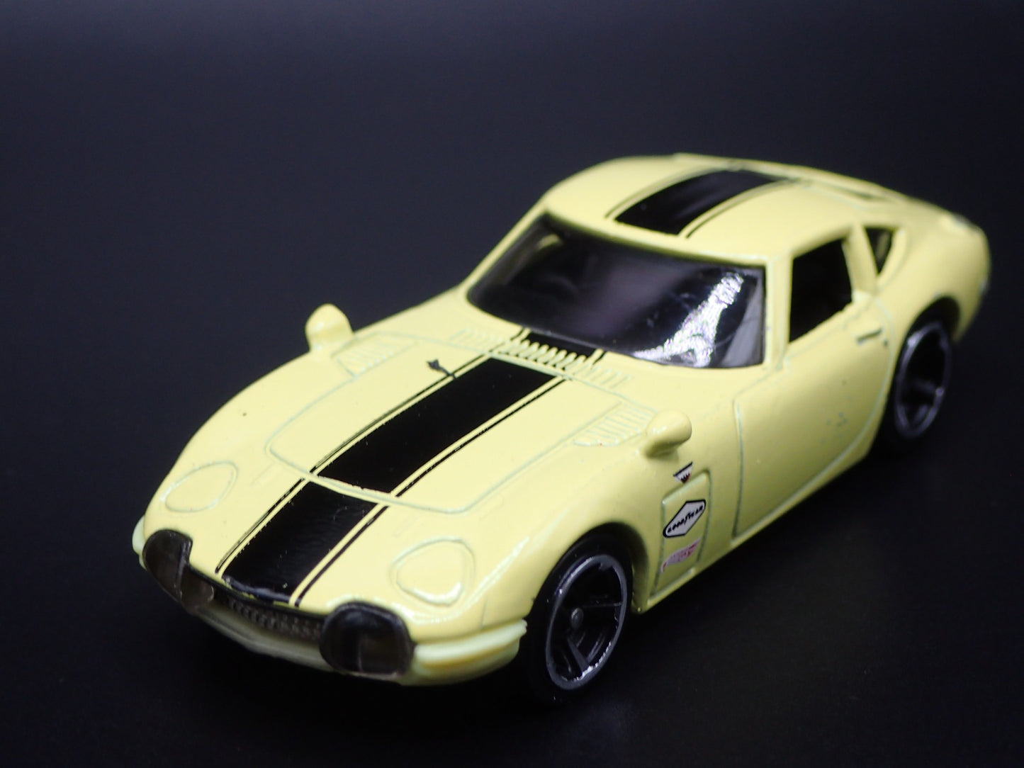 1967- 1970 TOYOTA 2000GT YELLOW 1:64 SCALE COLLECTIBLE DIORAMA DIECAST MODEL CAR