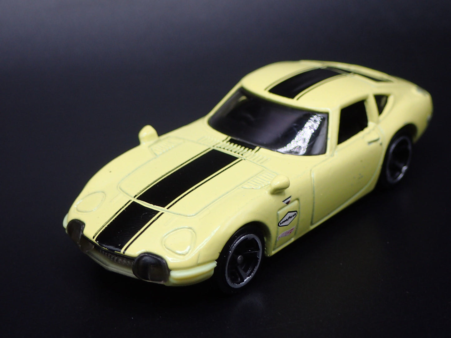 1967- 1970 TOYOTA 2000GT YELLOW 1:64 SCALE COLLECTIBLE DIORAMA DIECAST MODEL CAR