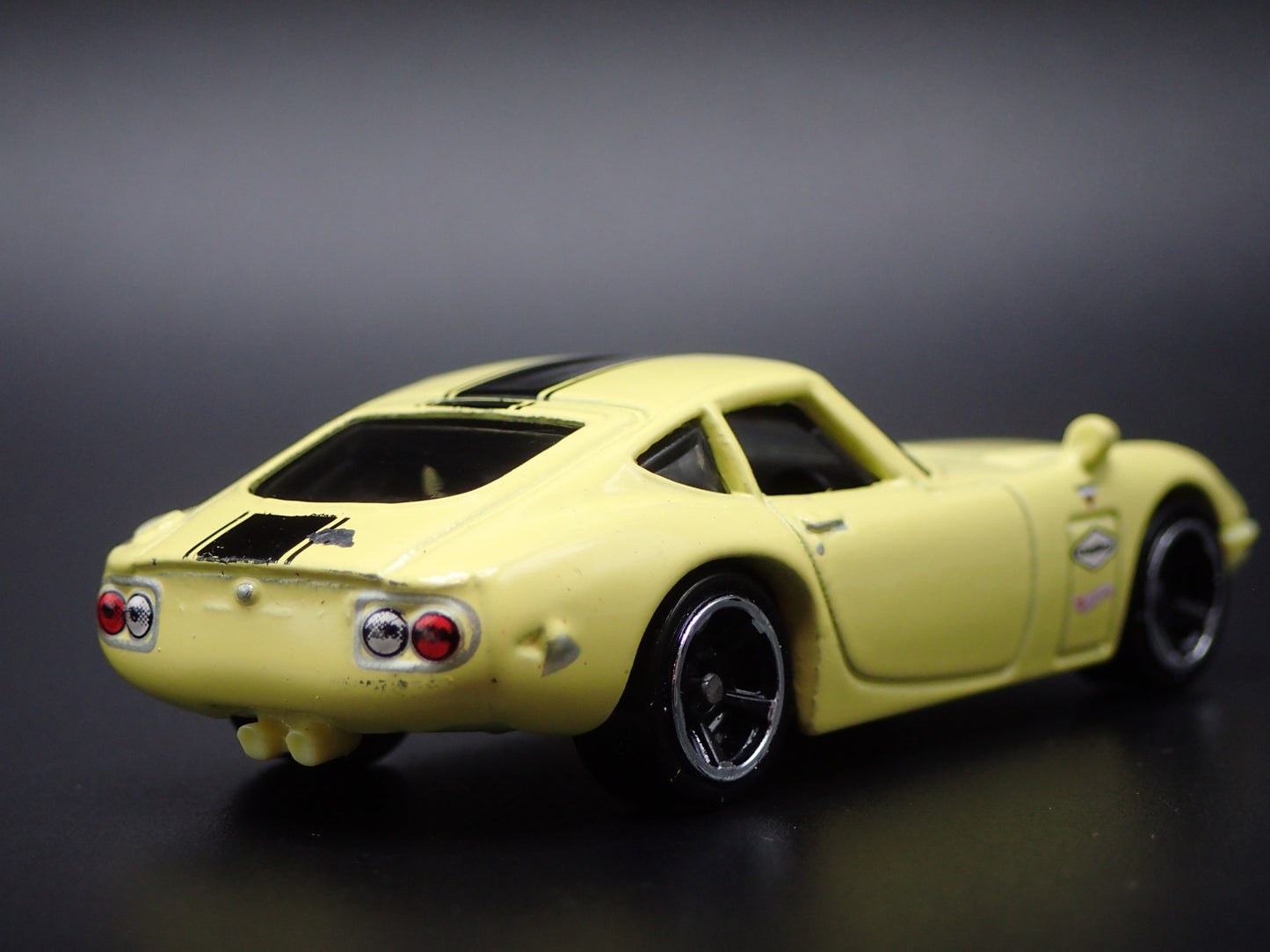1967- 1970 TOYOTA 2000GT YELLOW 1:64 SCALE COLLECTIBLE DIORAMA DIECAST MODEL CAR