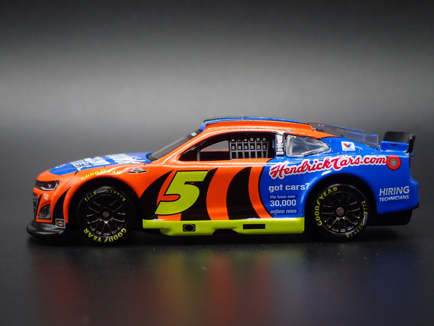 2025 CHEVROLET 5 KYLE LARSON HENDRICKCARS THROWBACK NASCAR 1:64 SCALE MODEL CAR