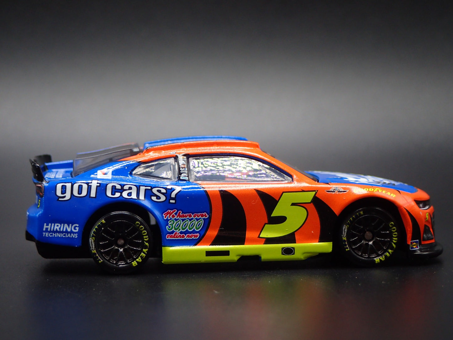 2025 CHEVROLET 5 KYLE LARSON HENDRICKCARS THROWBACK NASCAR 1:64 SCALE MODEL CAR