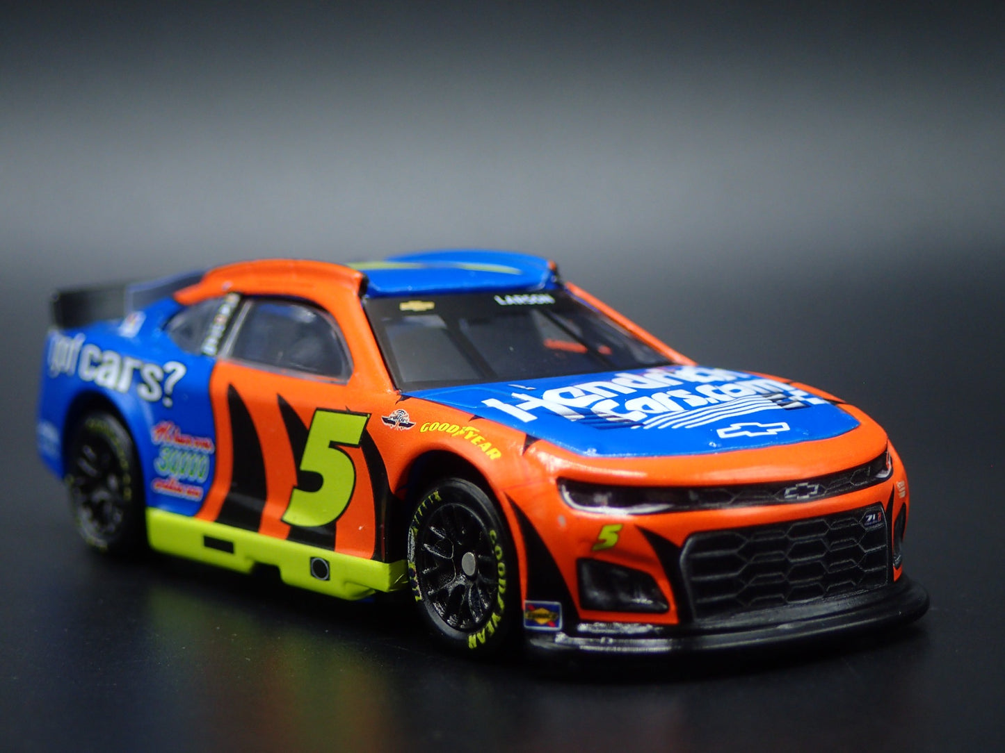 2025 CHEVROLET 5 KYLE LARSON HENDRICKCARS THROWBACK NASCAR 1:64 SCALE MODEL CAR