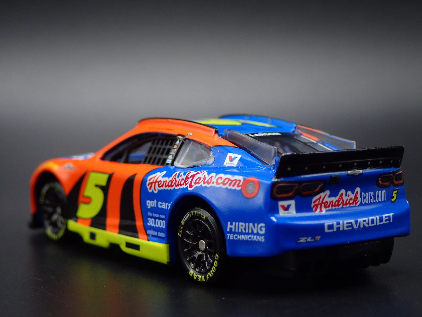 2025 CHEVROLET 5 KYLE LARSON HENDRICKCARS THROWBACK NASCAR 1:64 SCALE MODEL CAR
