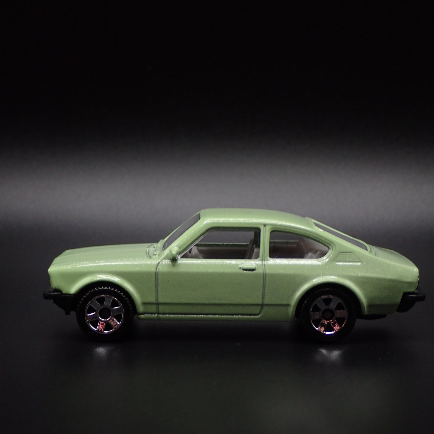 1973-1979 OPEL KADETT COUPE GTE 1:64 SCALE COLLECTIBLE DIORAMA DIECAST MODEL CAR