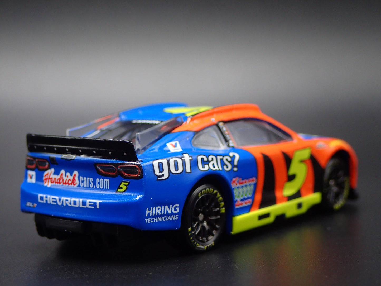 2025 CHEVROLET 5 KYLE LARSON HENDRICKCARS THROWBACK NASCAR 1:64 SCALE MODEL CAR