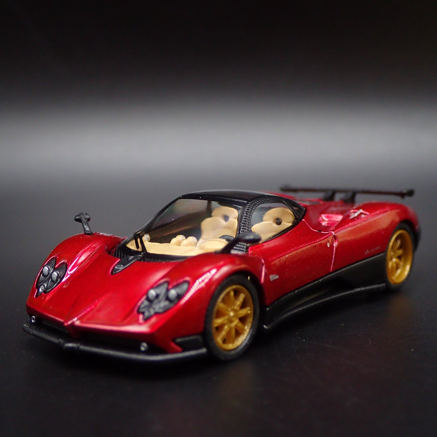 2006-2009 PAGANI ZONDA F SUPERCAR RED 1:64 SCALE DIORAMA DIECAST MODEL CAR