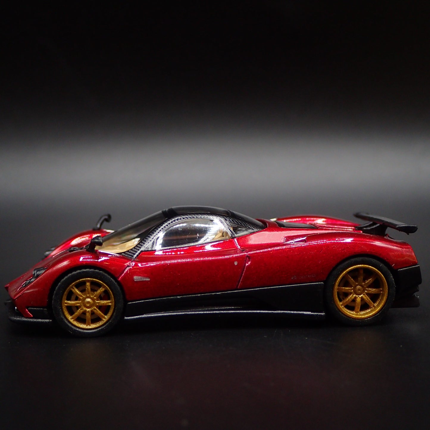 2006-2009 PAGANI ZONDA F SUPERCAR RED 1:64 SCALE DIORAMA DIECAST MODEL CAR