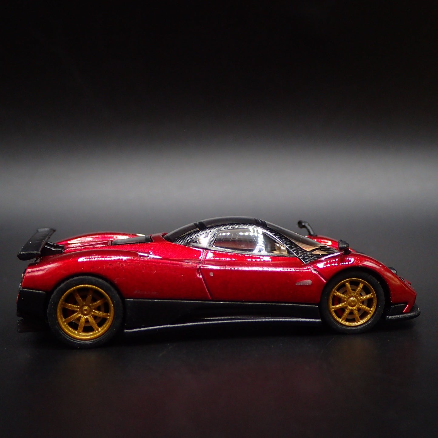 2006-2009 PAGANI ZONDA F SUPERCAR RED 1:64 SCALE DIORAMA DIECAST MODEL CAR
