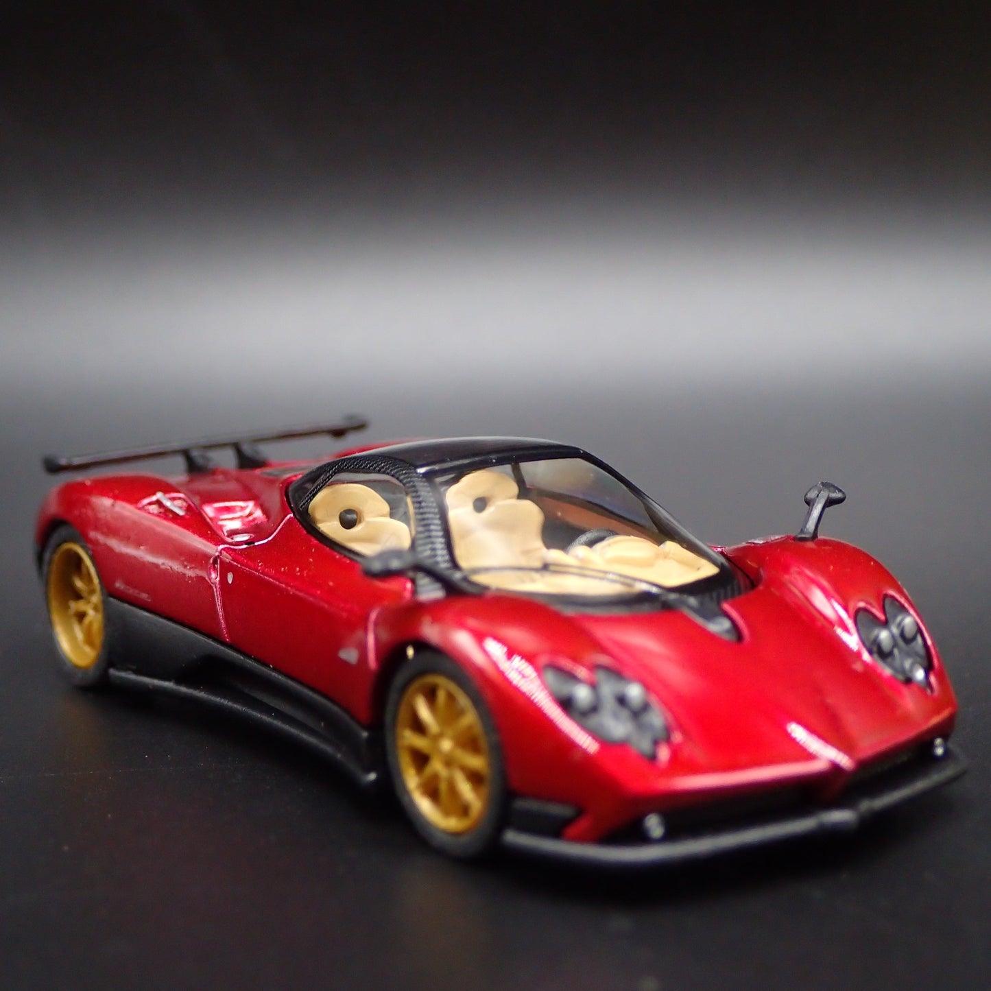 2006-2009 PAGANI ZONDA F SUPERCAR RED 1:64 SCALE DIORAMA DIECAST MODEL CAR