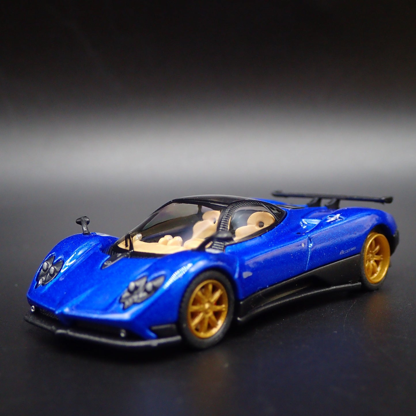 2006-2009 PAGANI ZONDA F SUPERCAR BLUE 1:64 SCALE DIORAMA DIECAST MODEL CAR