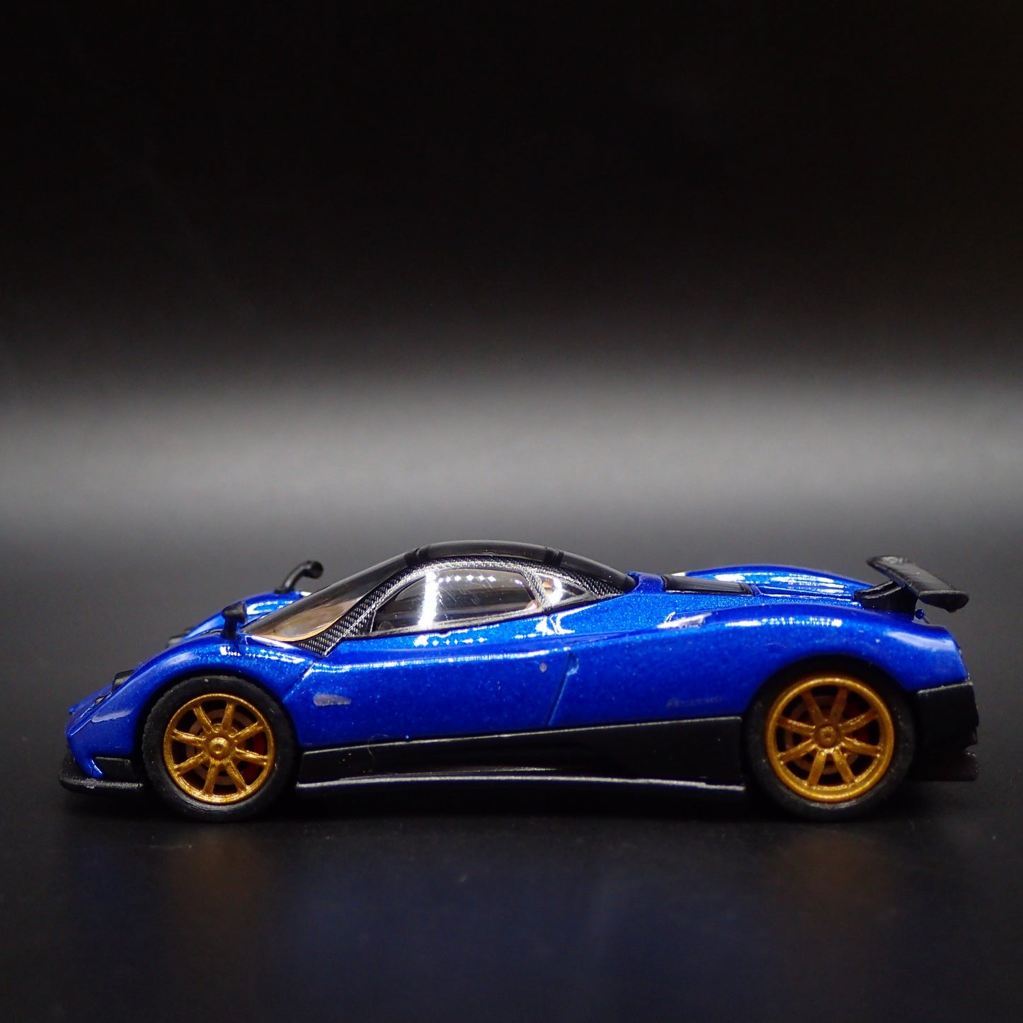 2006-2009 PAGANI ZONDA F SUPERCAR BLUE 1:64 SCALE DIORAMA DIECAST MODEL CAR