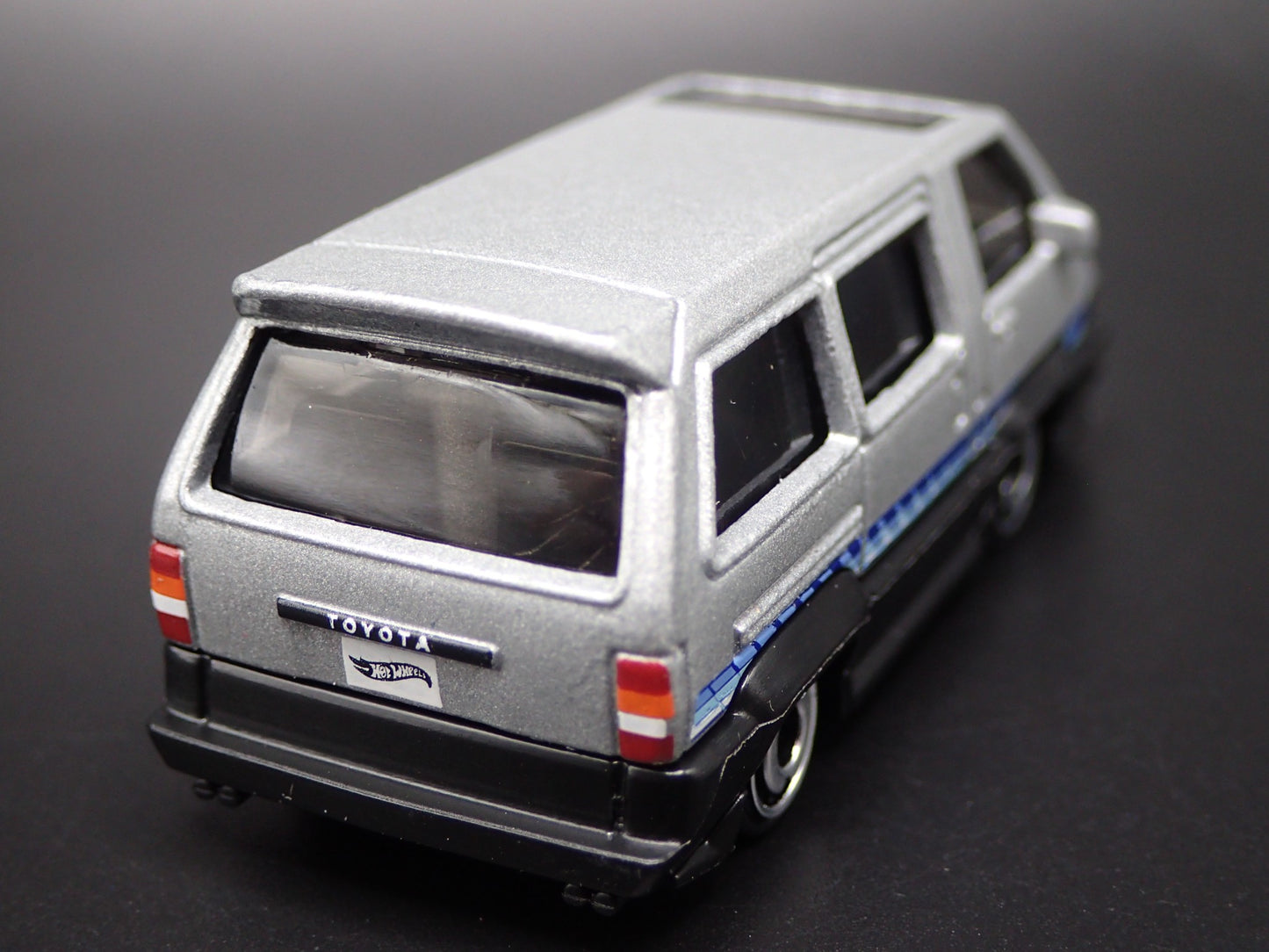 1985-1991 TOYOTA VAN SILVER 1/64 SCALE COLLECTIBLE DIORAMA DIECAST MODEL CAR