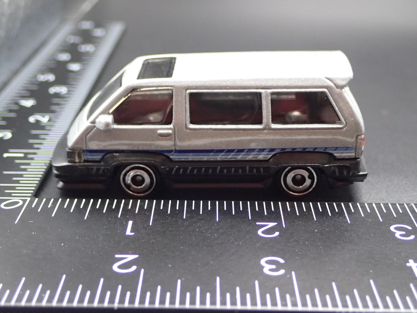 1985-1991 TOYOTA VAN SILVER 1/64 SCALE COLLECTIBLE DIORAMA DIECAST MODEL CAR